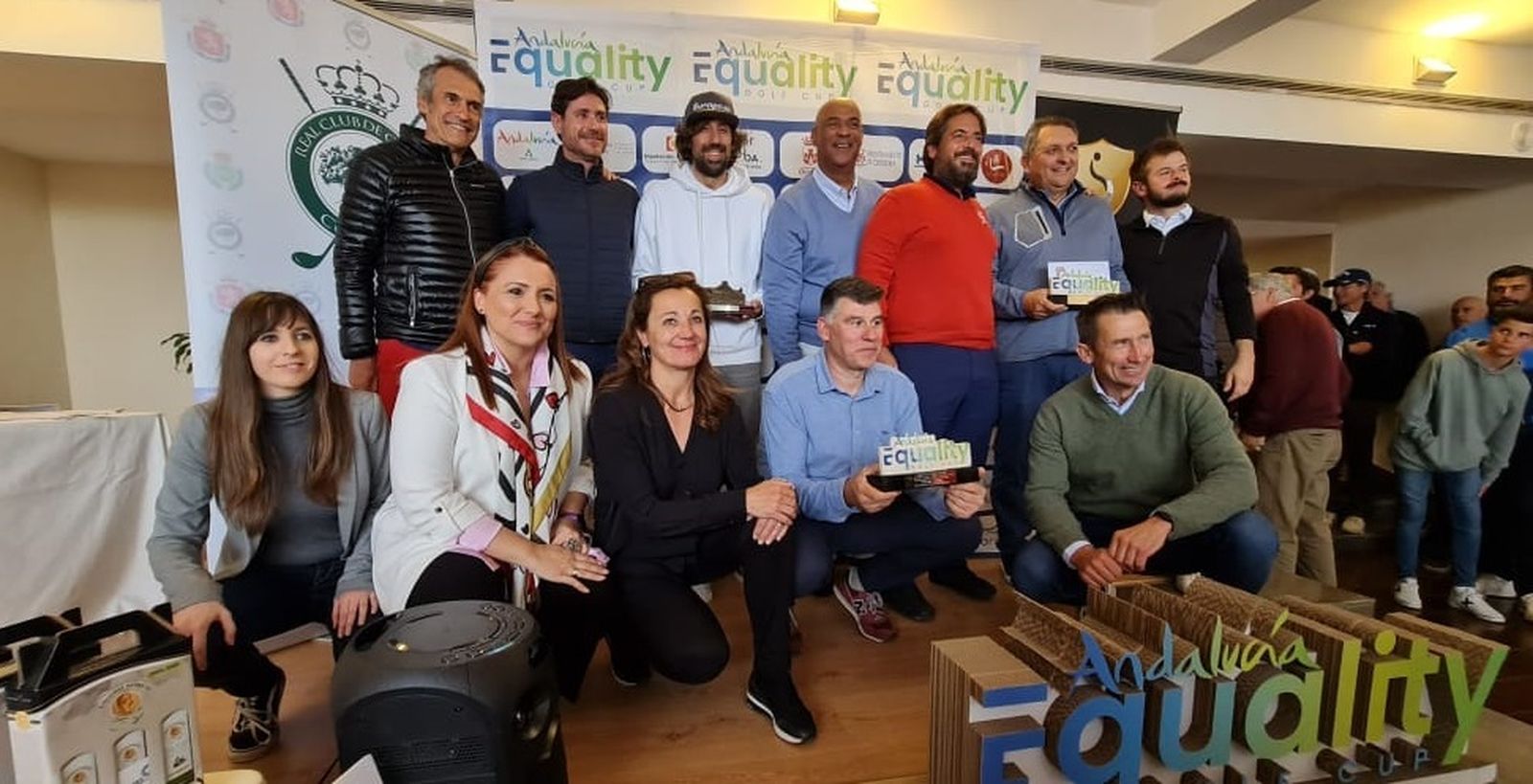 Los ganadores posan a la conclusión del torneo.