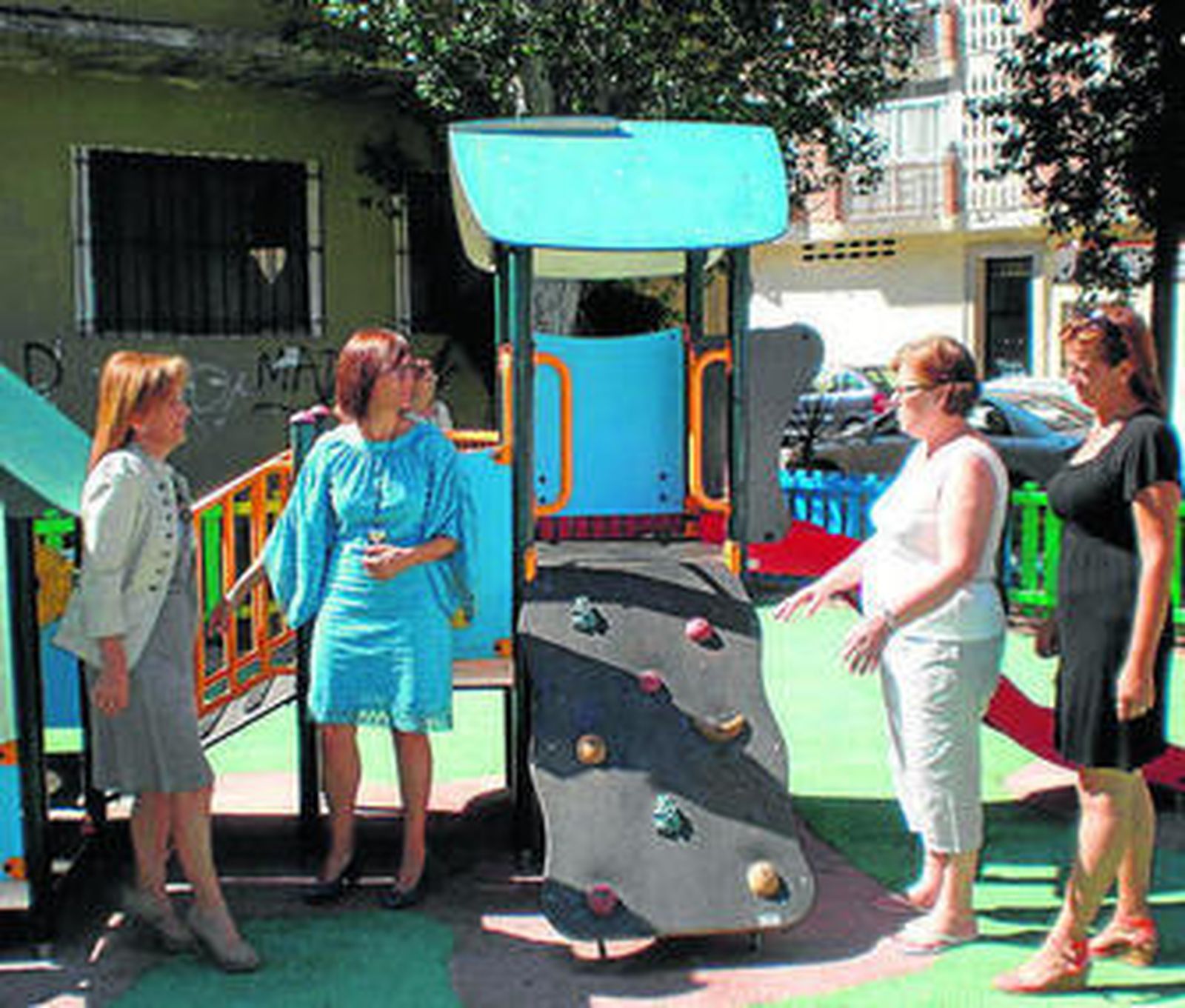 Begoña Medina y María Gámez, en un parque infantil.