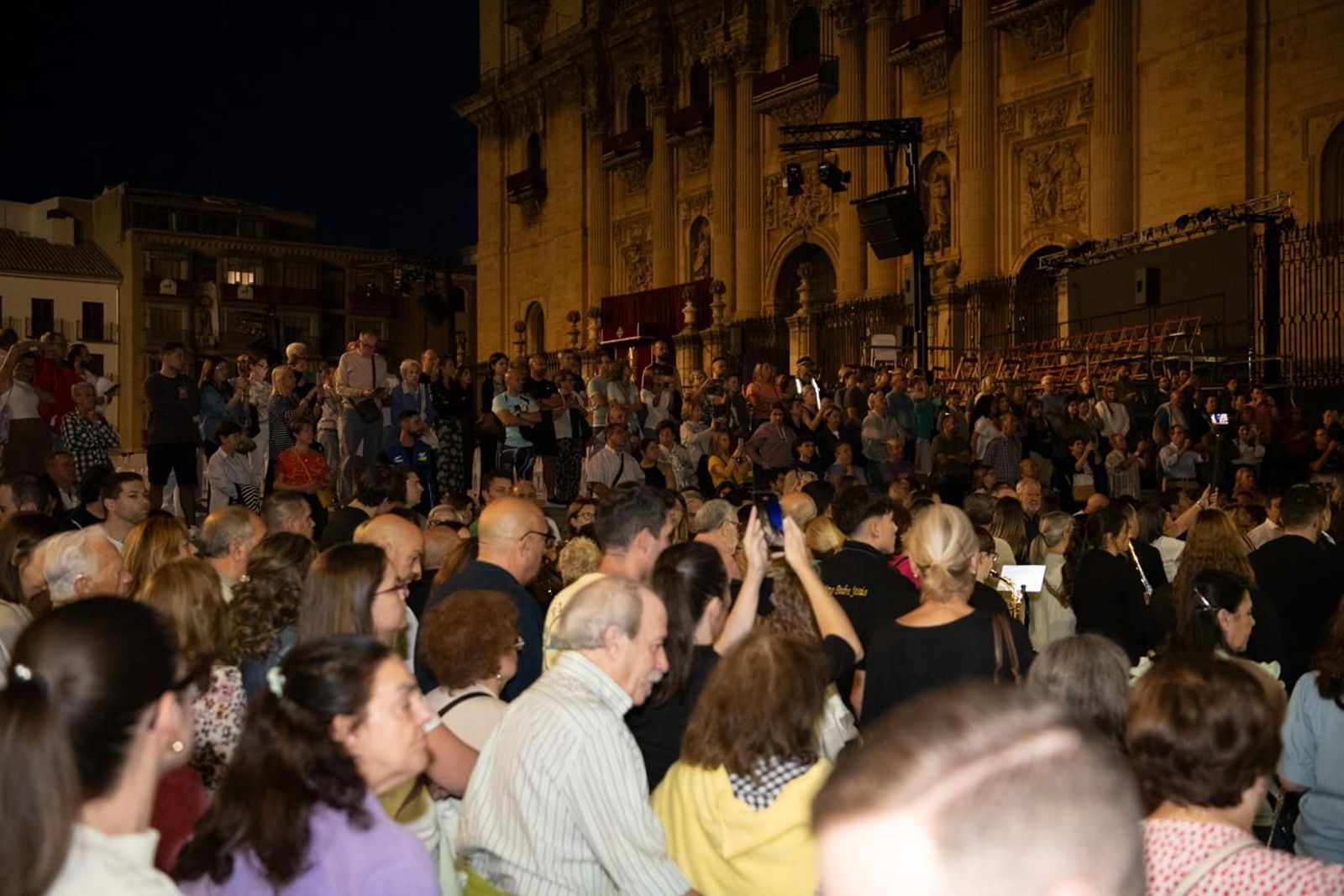 Una marea de devoción inunda Jaén al paso de la Magna, en imágenes