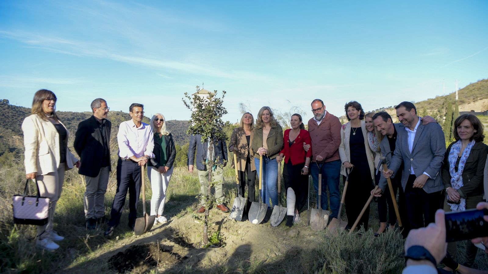 La campaña a la Alcaldía de Granada deja su 'huella verde': los candidatos plantan una encina