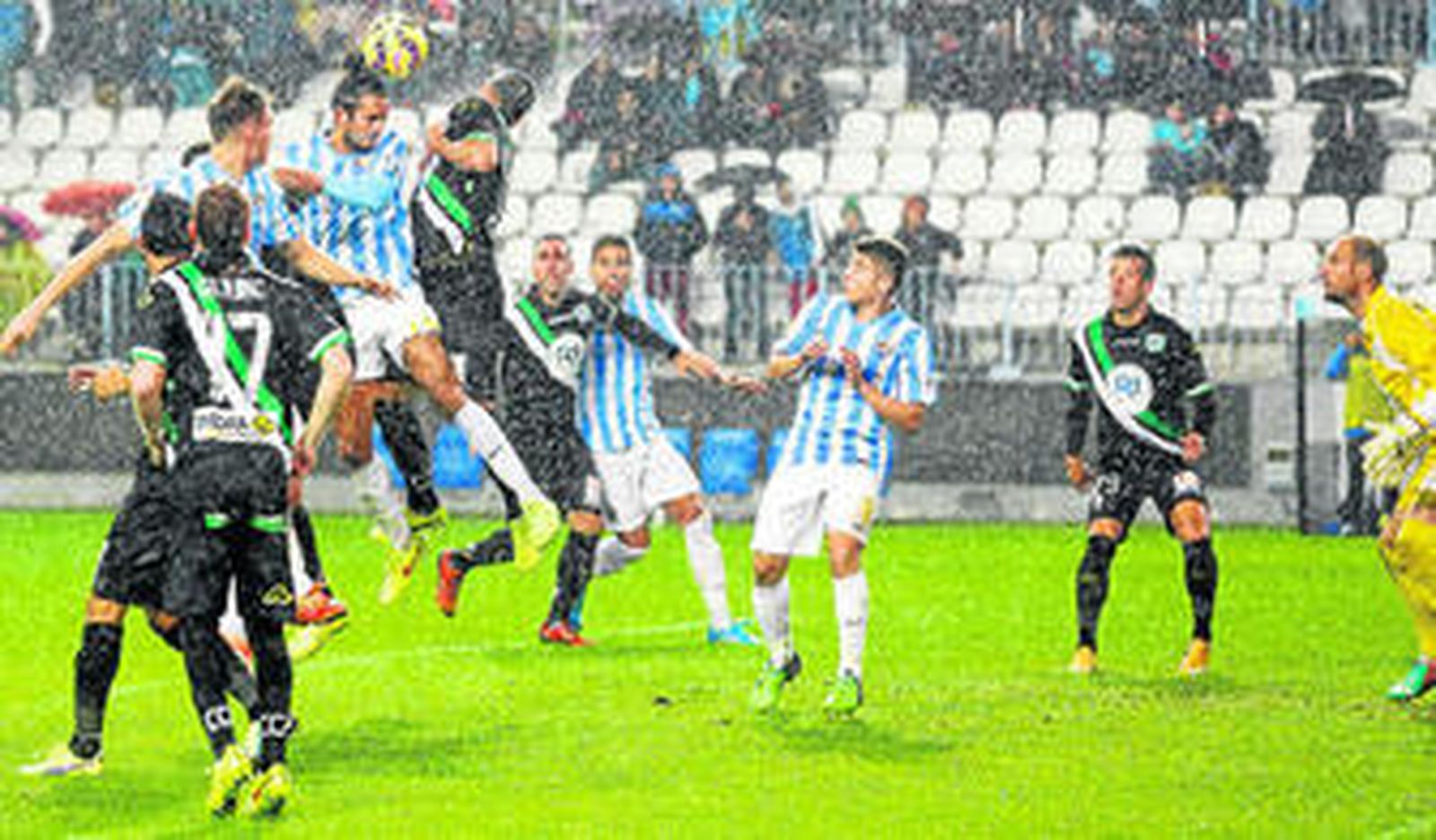 Marcos Angeleri remata en un córner bajo la lluvia.