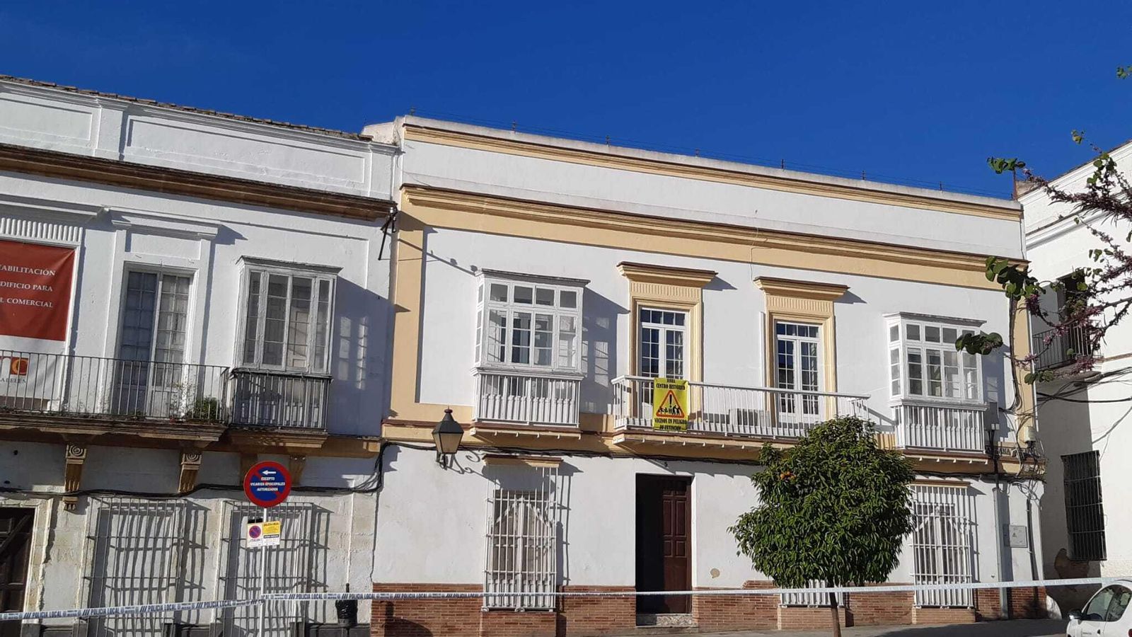Otra casa del casco histórico con el cartel colgado en el balcón.