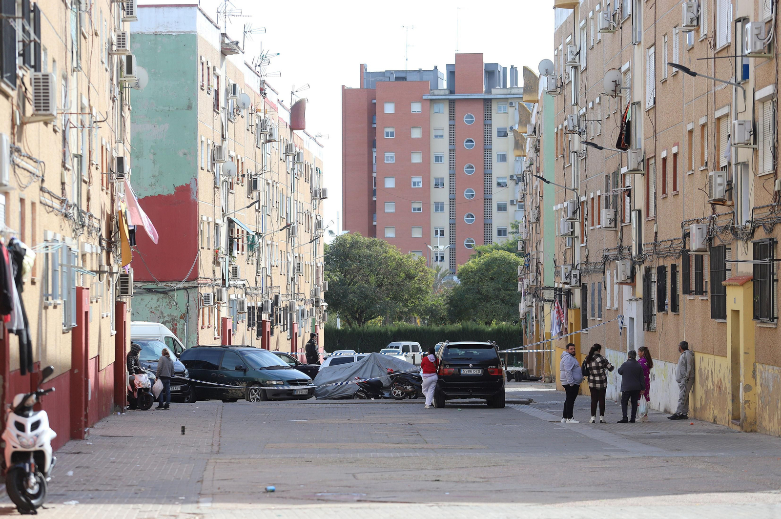 Imágenes del atrincherado que amenazaba con hacer estallar una bombona en el Torrejón, Huelva