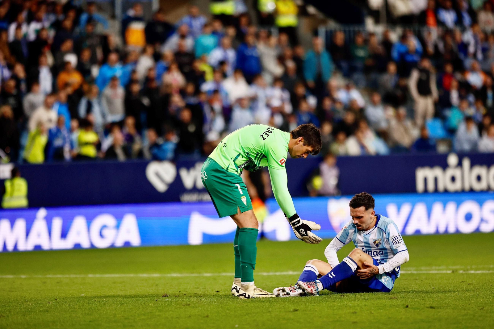 Las fotos del imponente ambiente en La Rosaleda en el Málaga - Córdoba CF
