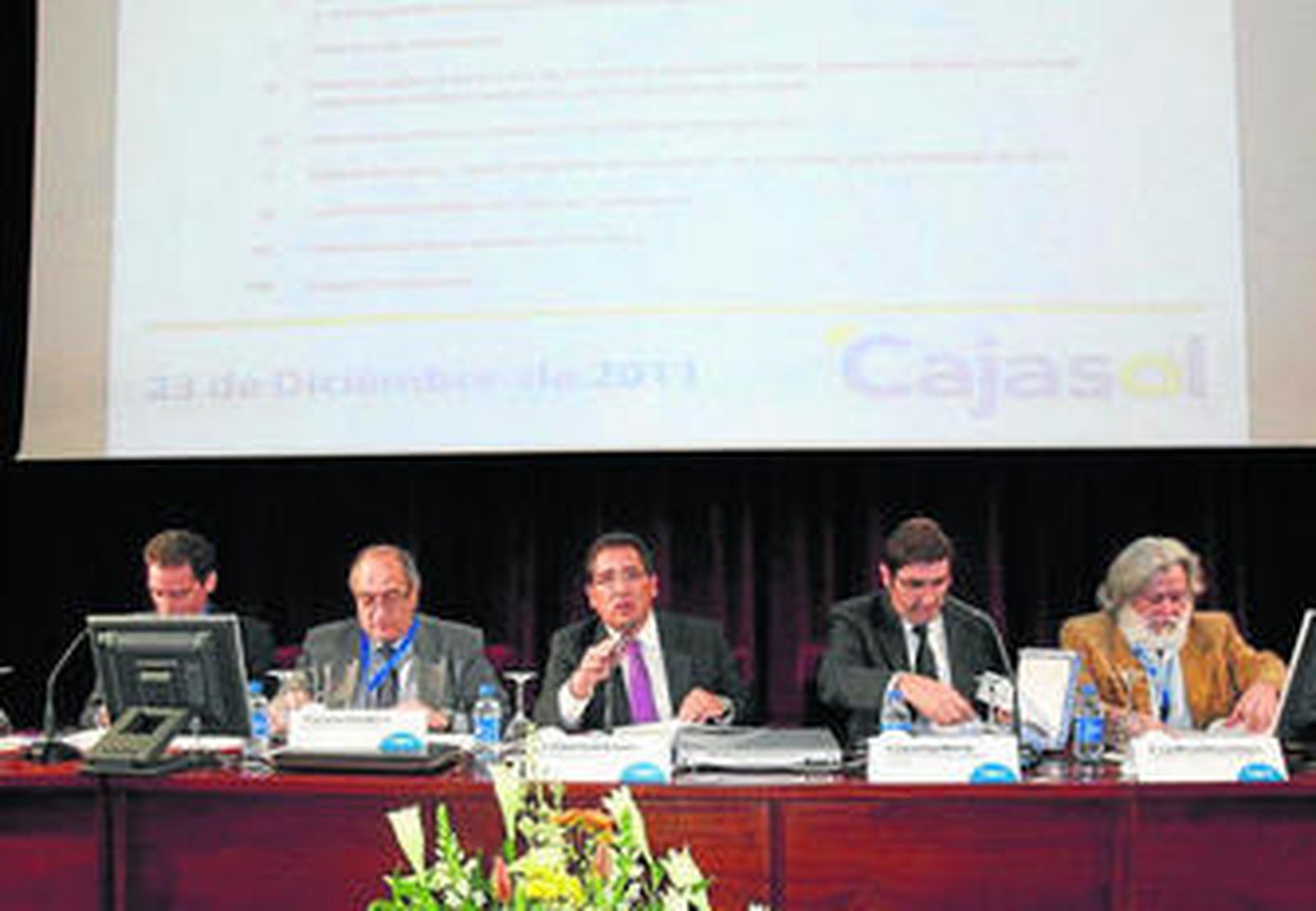 Antonio Pulido, en el centro, durante su discurso en la asamblea de Cajasol.