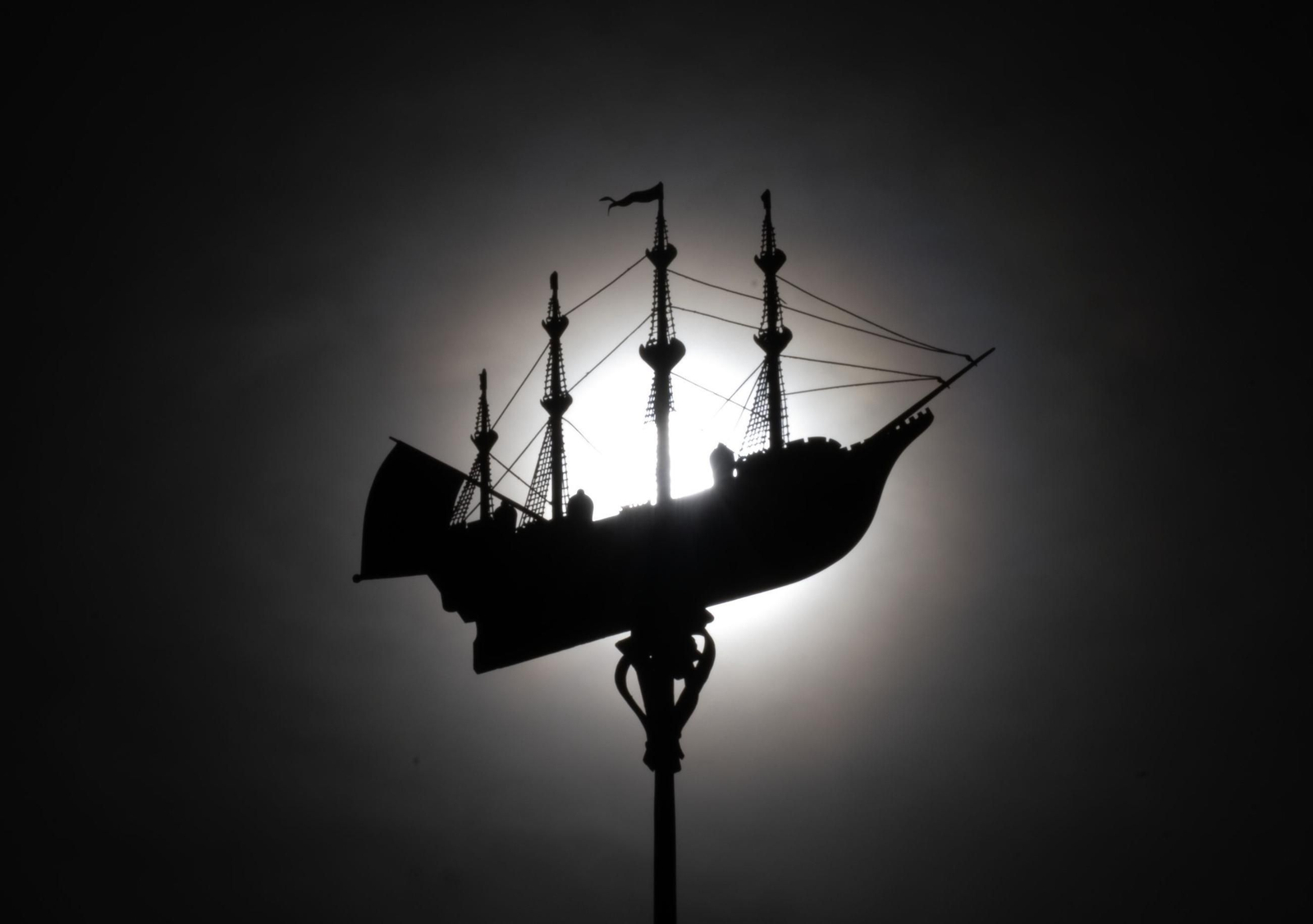 Las mejores imágenes del eclipse solar parcial que se ha podido ver desde Andalucía