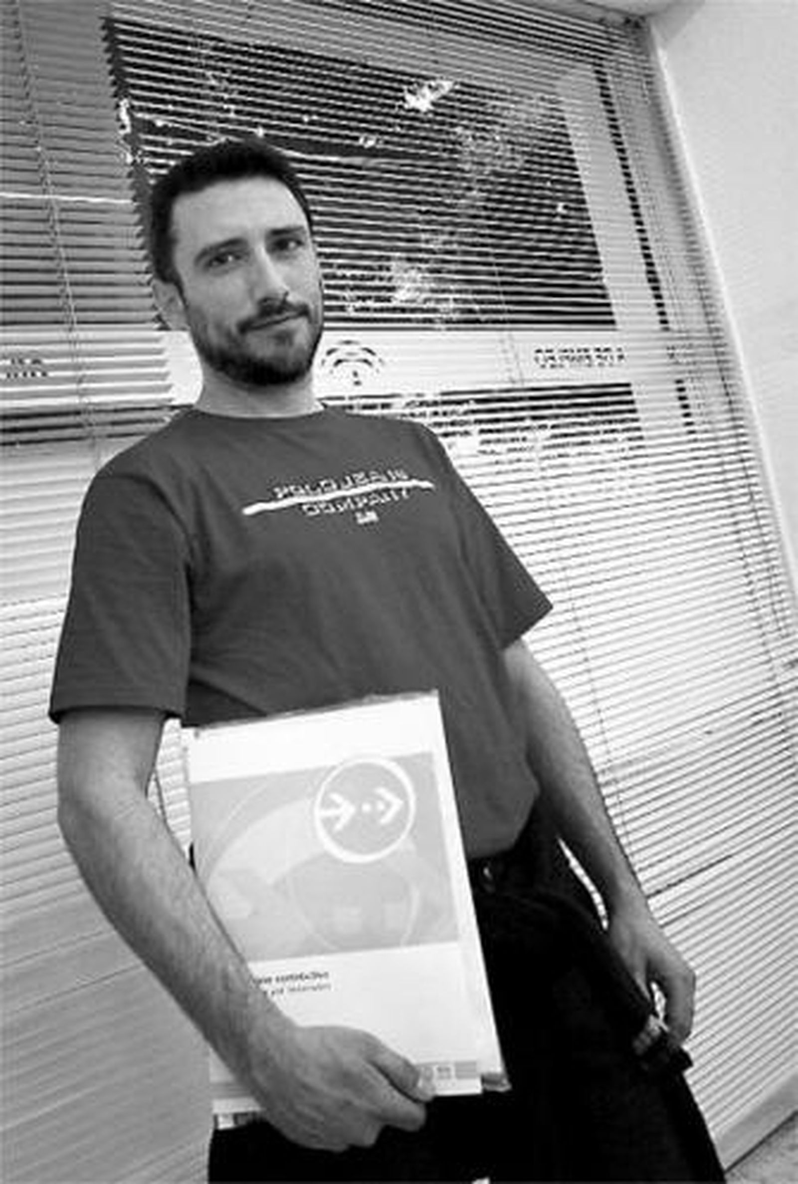 Verandi Sarasola junto a una de las máquinas situadas en el SAE.