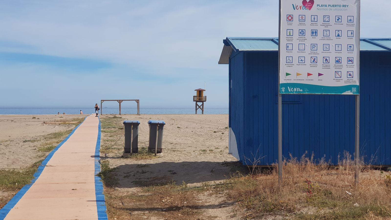 Algunas personas tomaban el sol este jueves en las playas de Vera.
