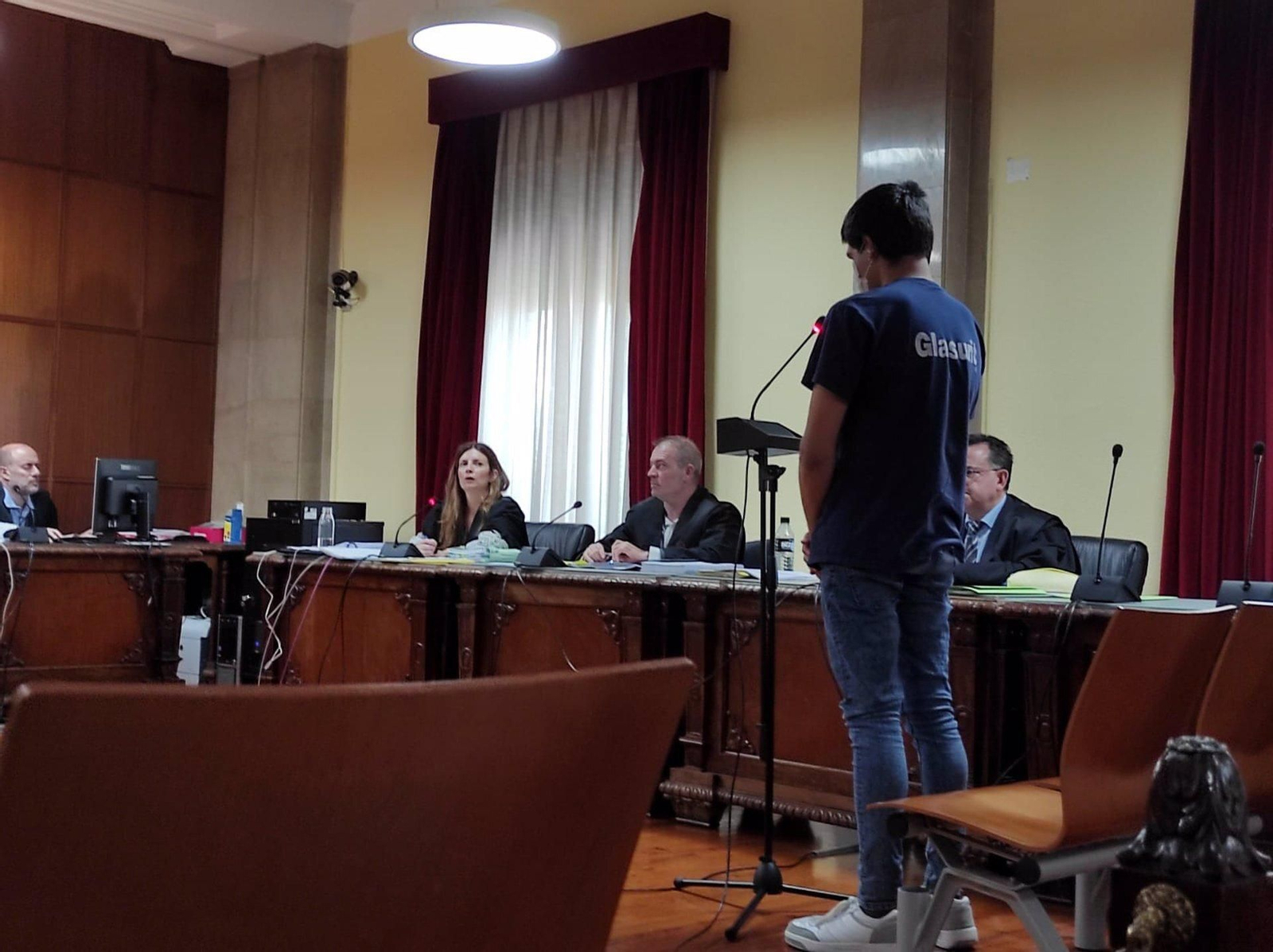 El acusado prestando declaración durante el juicio. El acusado prestando declaración durante el juicio.