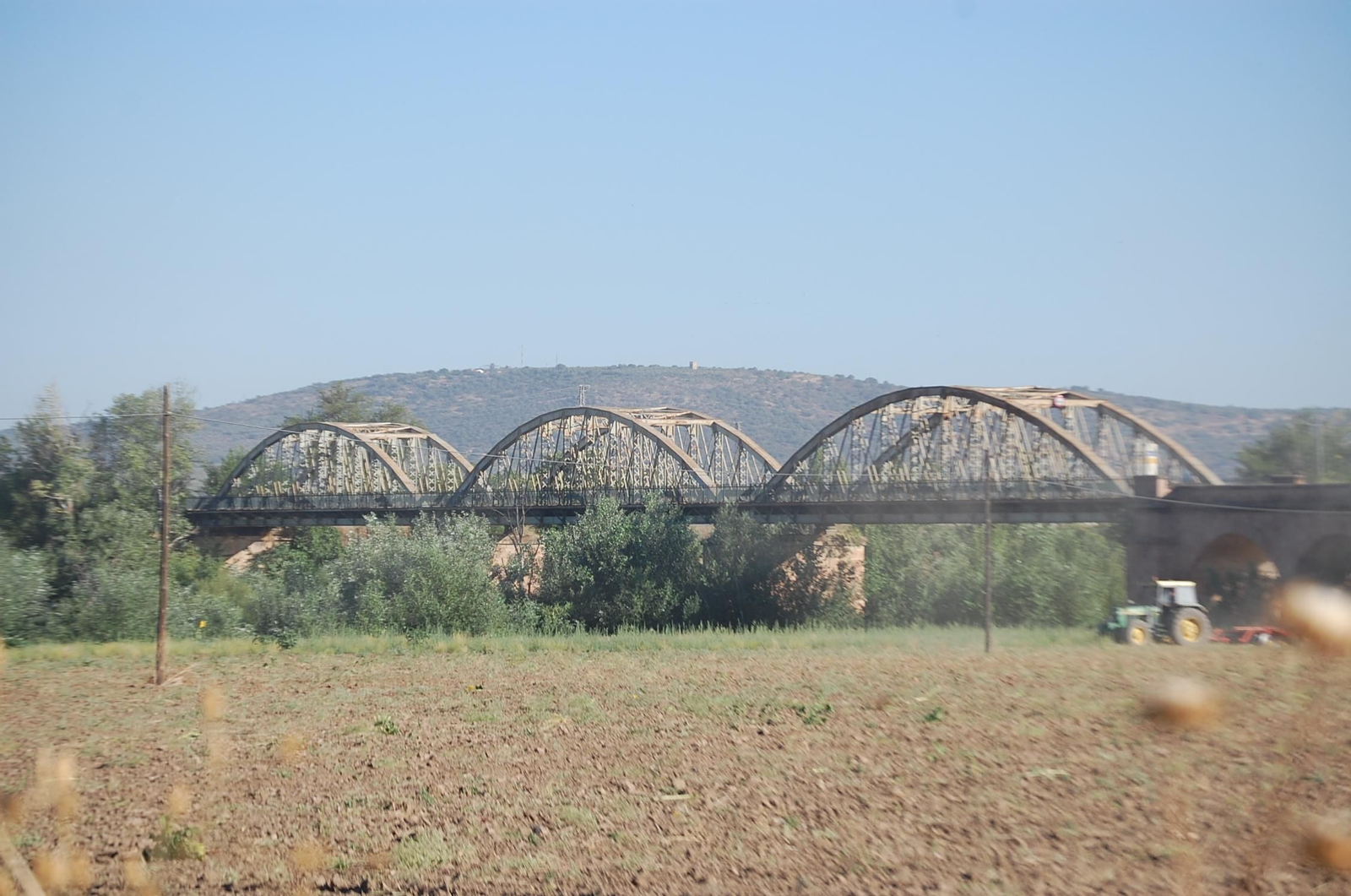 Vista panorámica del puente de hierro que en Villa del Río se levanta sobre el Guadalquivir.