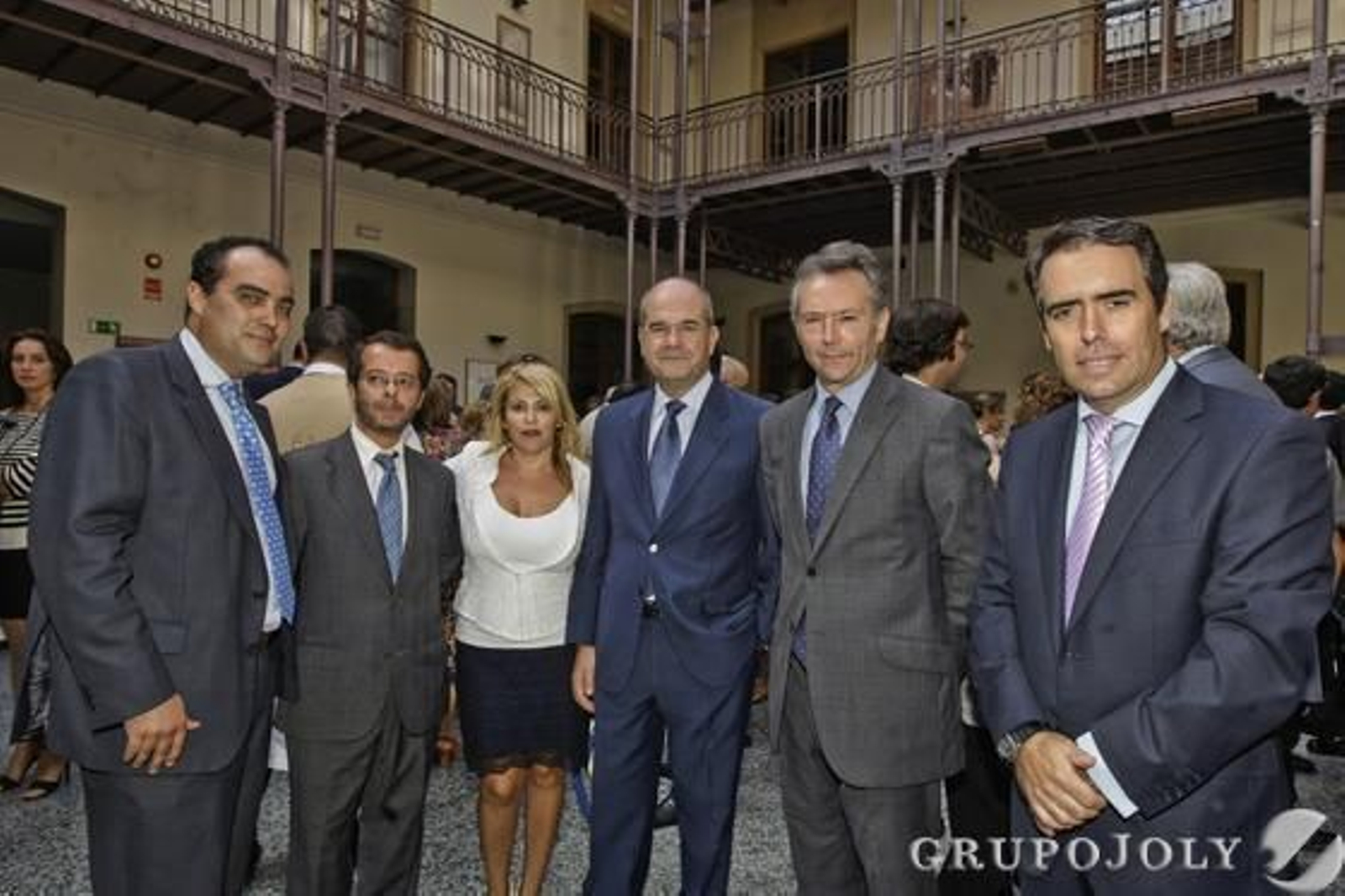 l El director de Diario de Jerez, David Fernández;el subdirector de Publicaciones del Grupo Joly, Juan Manuel Marqués;la diputada en el Congreso Mamen Sánchez; el vicepresidente del Gobierno Manuel Chaves; el presidente del Grupo Joly, José Joly y el director de Diario de Cádiz, Rafael Navas.

Foto: Julio Gonzalez-Joaquin Pino-Jose Braza