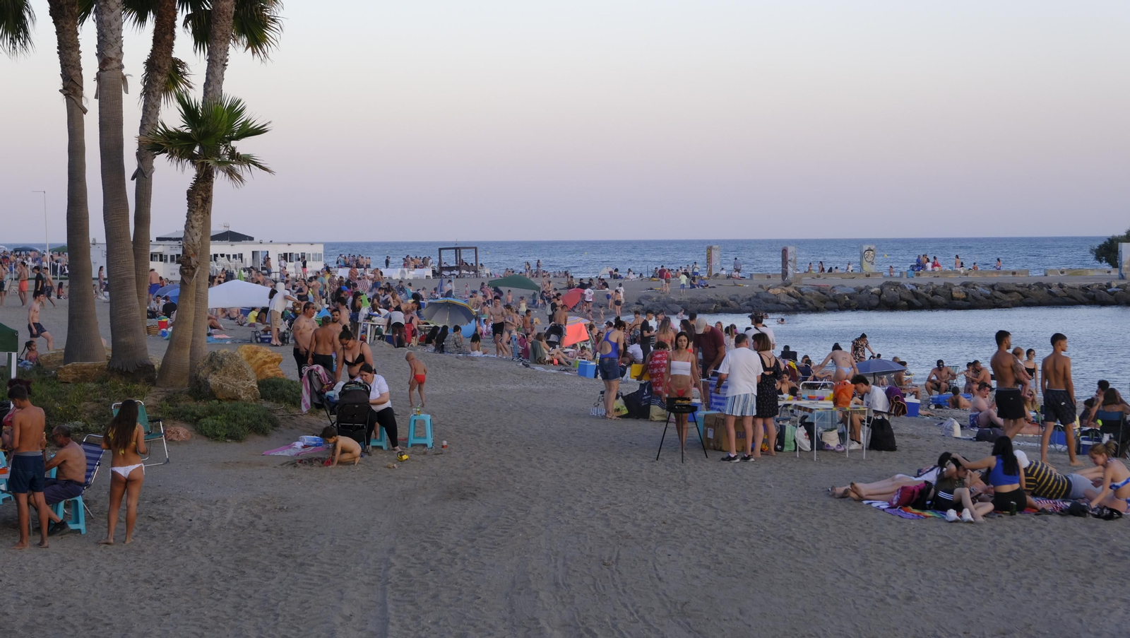 Imágenes de las hogueras de la Noche de San Juan en Almería capital
