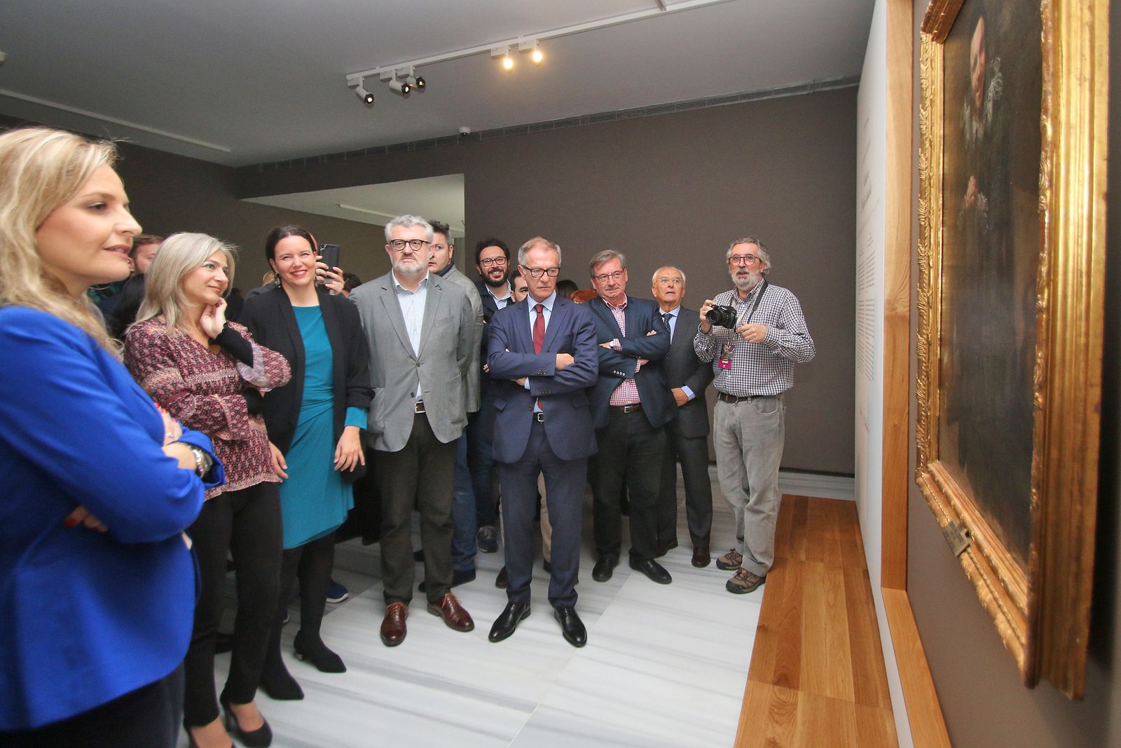 José Guirao y Patricia del Pozo observando la obra de Velázquez en el Museo.