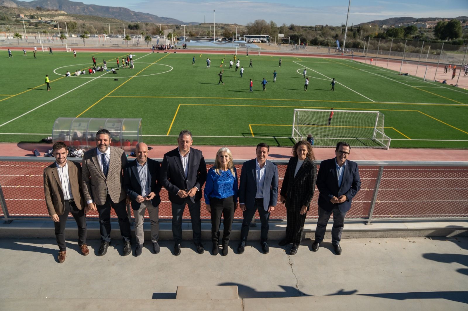 Foto de familia ante el campo de fútbol del complejo deportivo Al Moroc