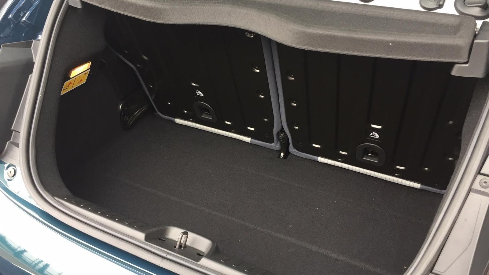 El maletero no es muy grande, pero sí puede ampliarse abatiendo los dos respaldos por separado y, bajo el piso, hay un espacio muy ordenado que permite situar el cable de carga de tipo 1.