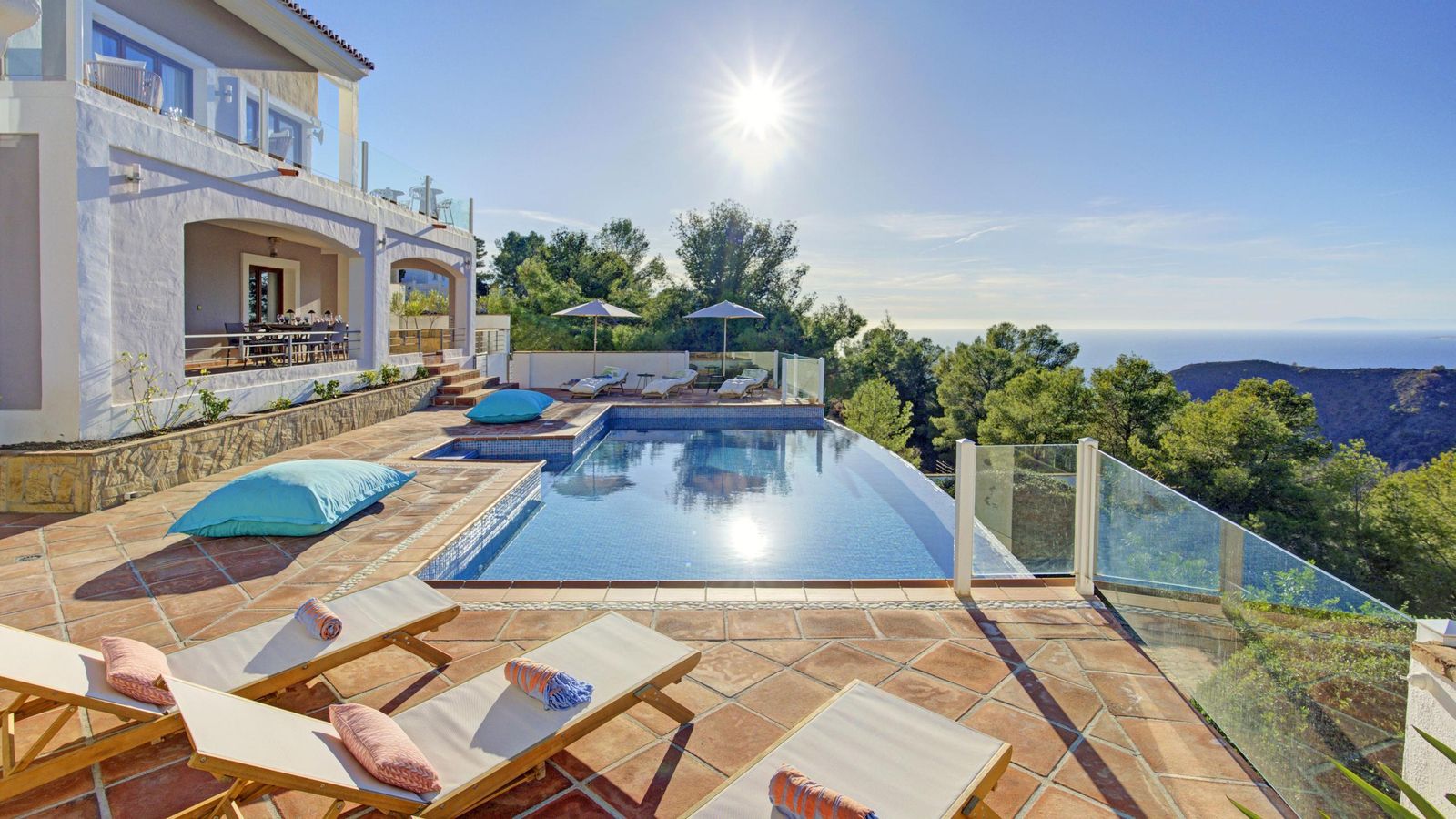 Piscina infinita de la villa granadina.