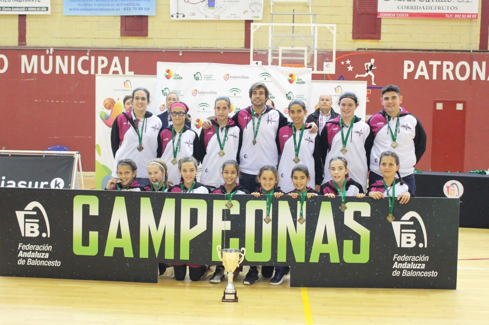La selección de Córdoba minibasket femenina A8 posa con sus medallas de campeonas de Andalucía.