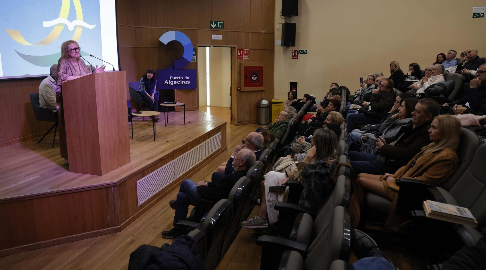 Fotos de la entrega de los premios del Ateneo de Algeciras a María Quiros y Tatiana Delalvz