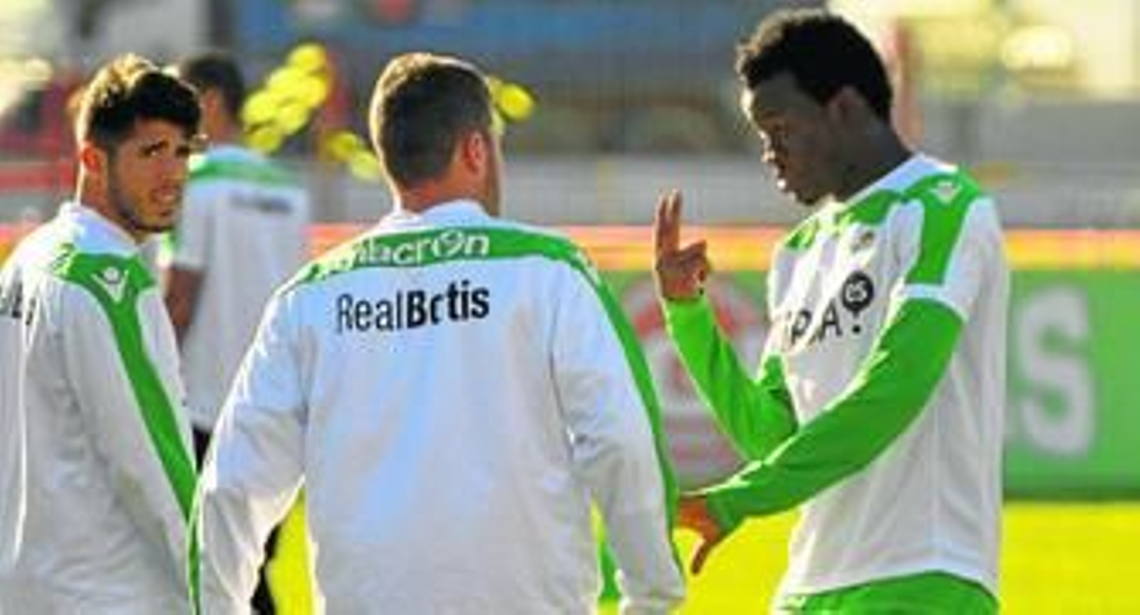 Pozuelo mira a la cámara al inicio del entrenamiento vespertino de ayer mientras Nosa Igiebor trata de hacerse entender por Chica, de espaldas.