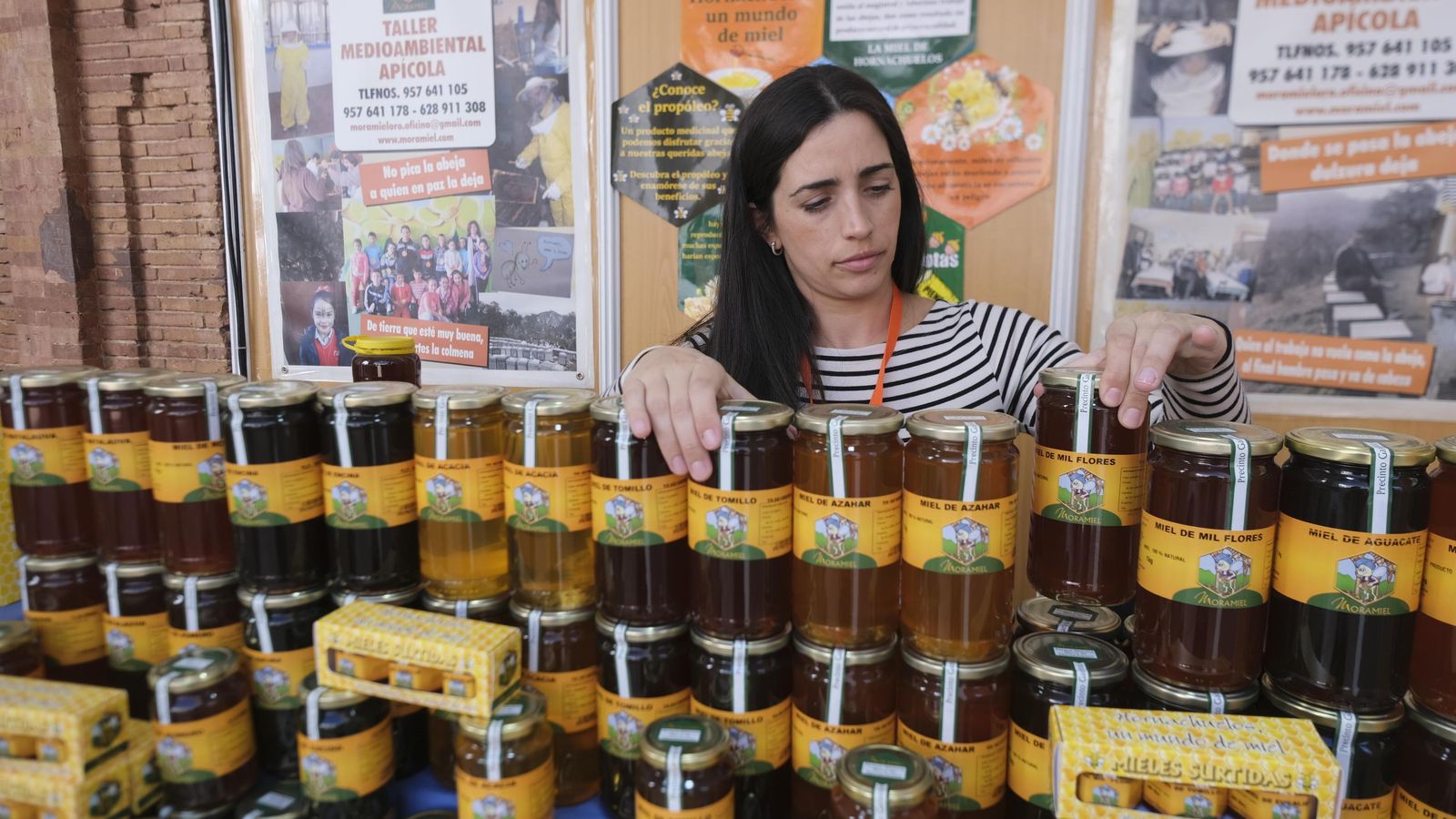 Consuelo Morales coloca unos botes en su expositor de Moramiel.