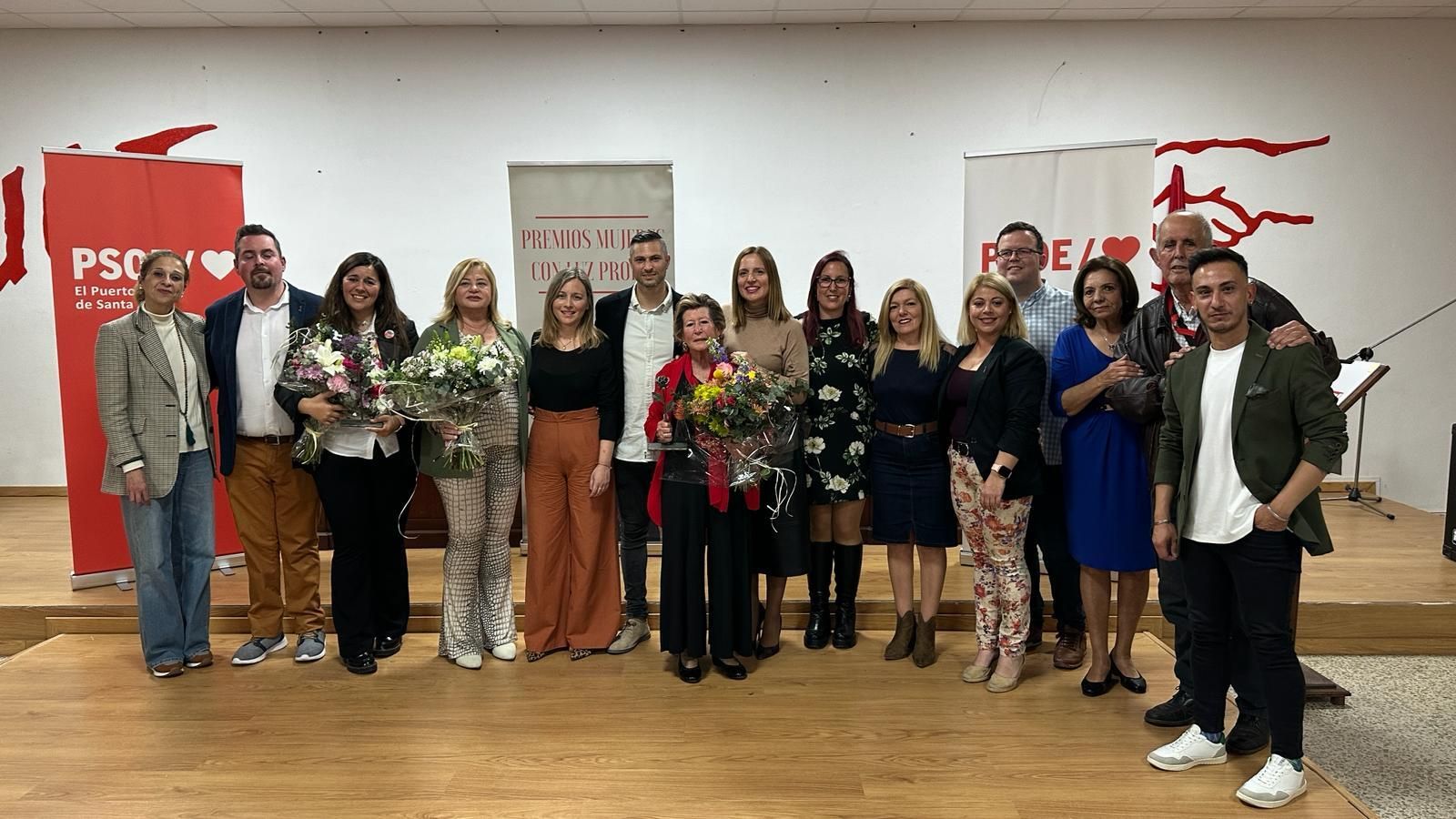 Las premiadas, junto a los representantes socialistas tras la entrega de los galardones.