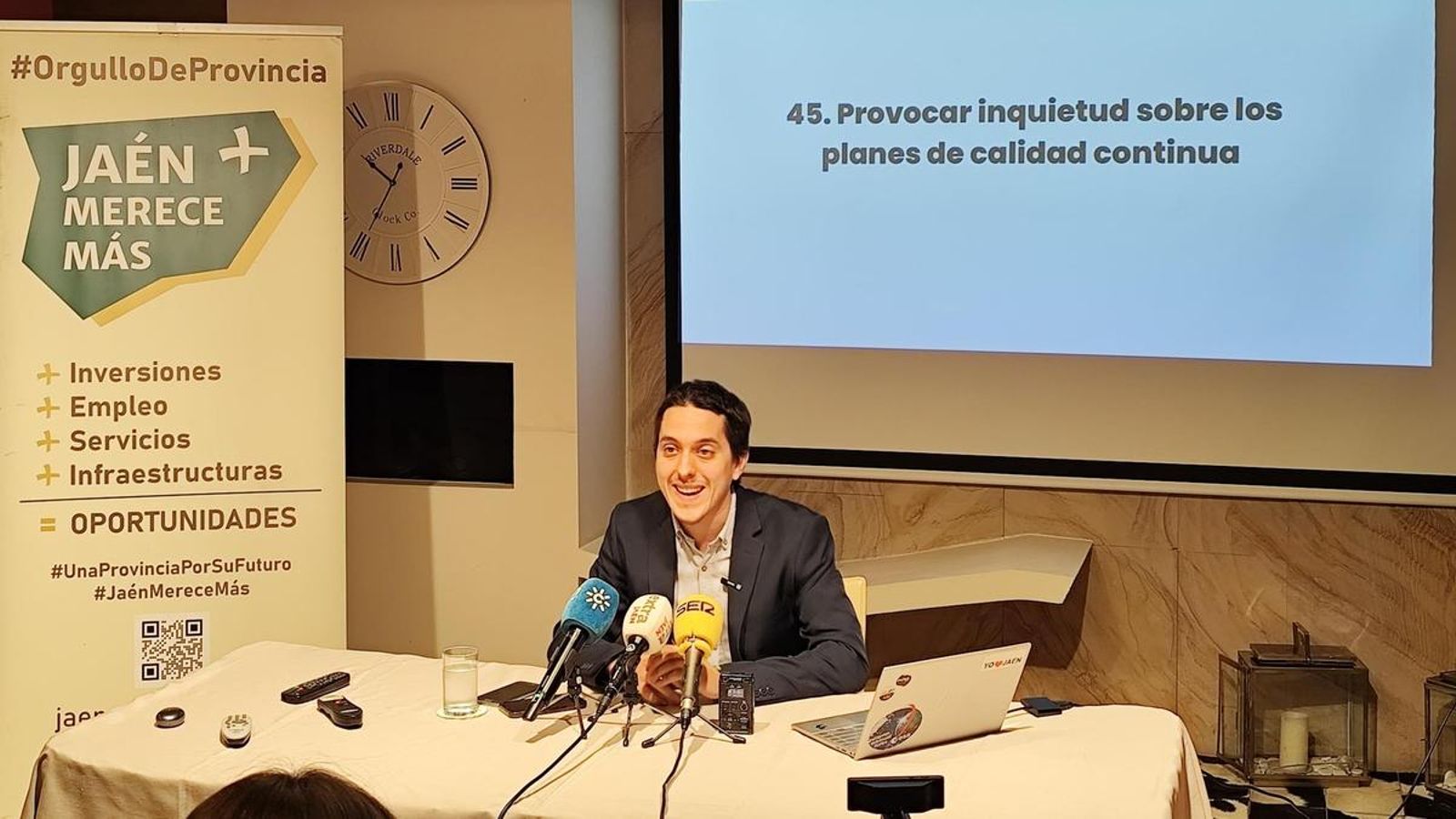 Luis García en rueda de prensa.