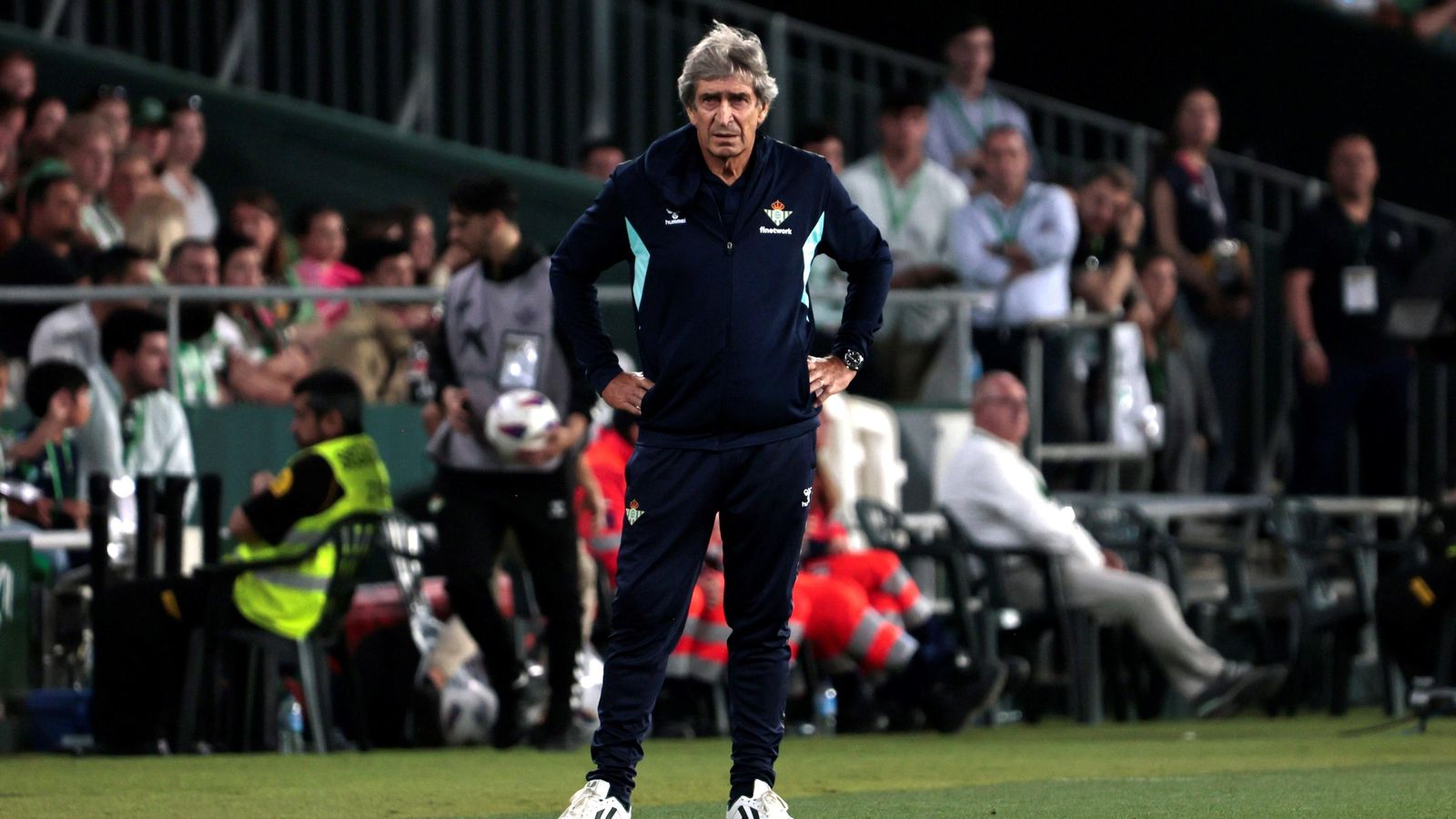 Manuel Pellegrini observa el encuentro desde su área técnica.