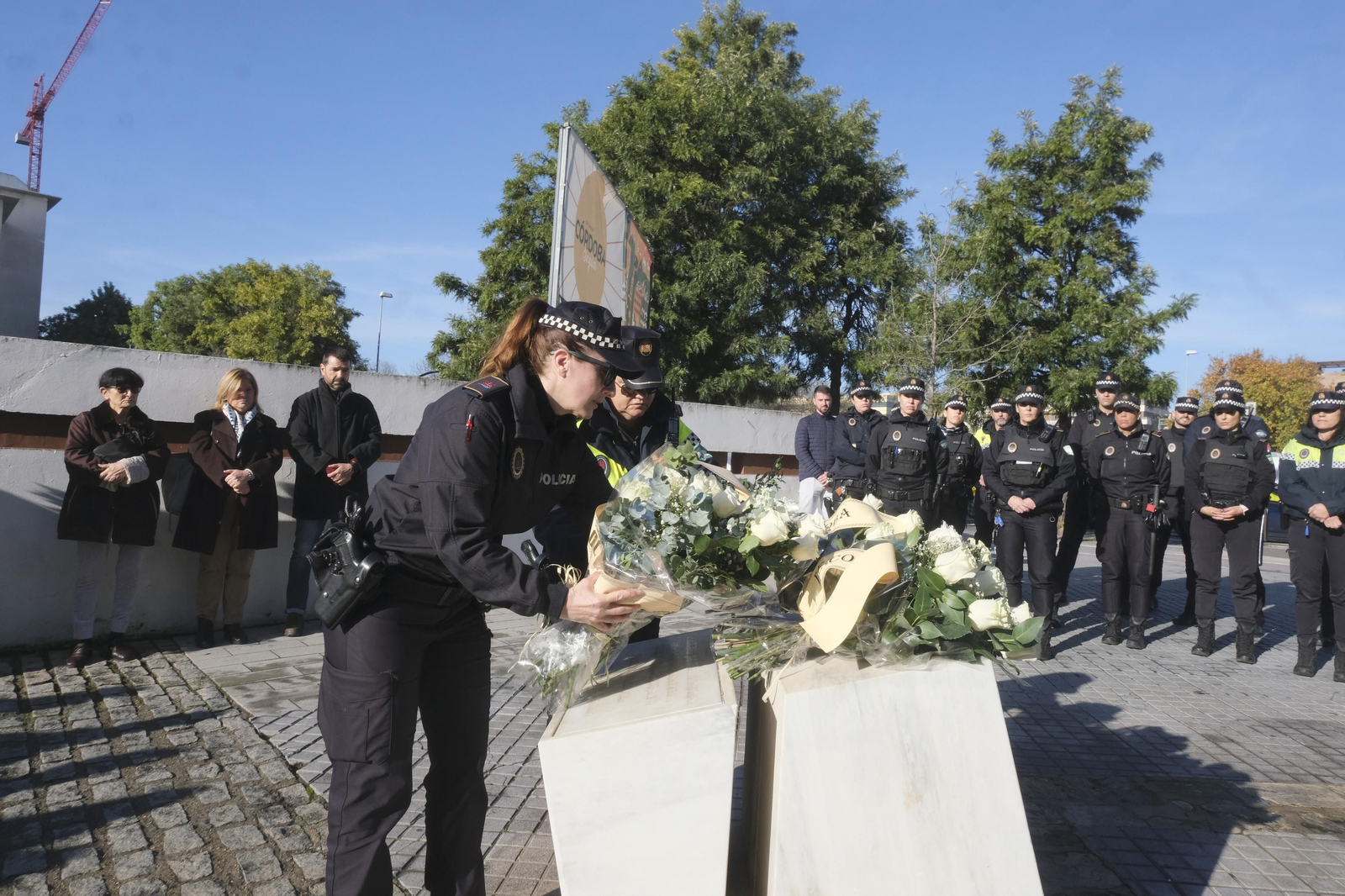 Dos agentes de la Policía Local en el acto de homenaje a María de los Ángeles García y María Soledad Muñoz.