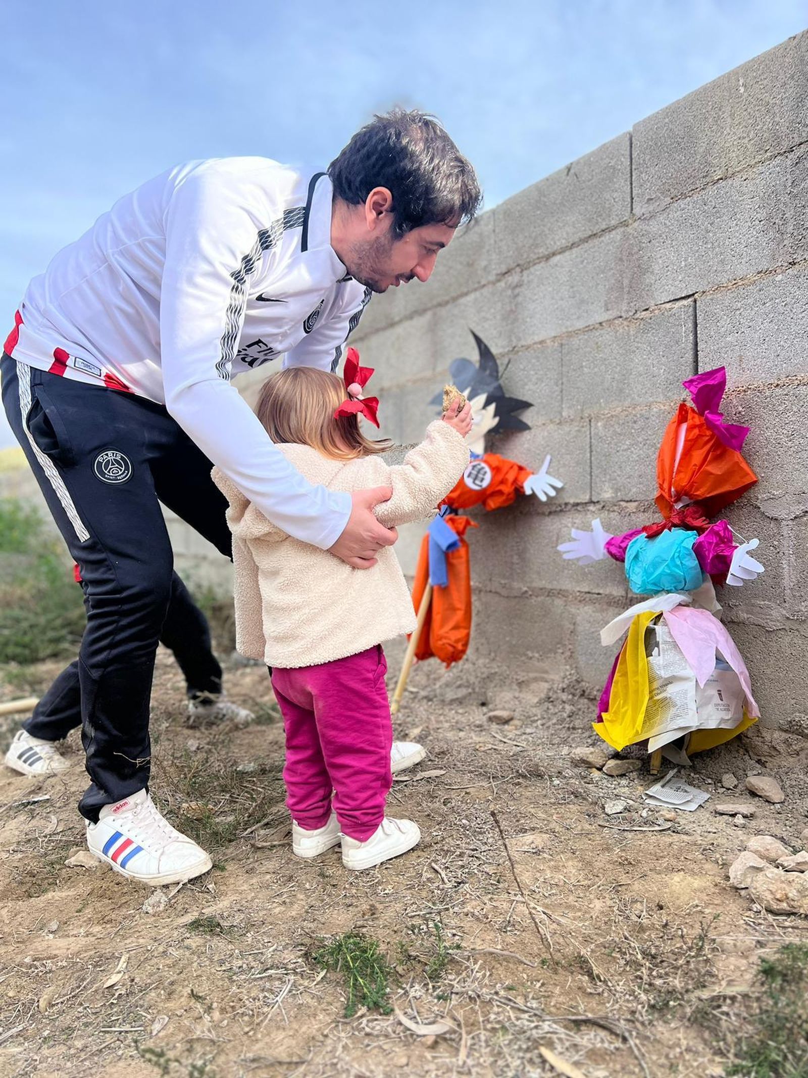 La pequeña Valeria, de menos de dos años, aprende a romper la vieja.