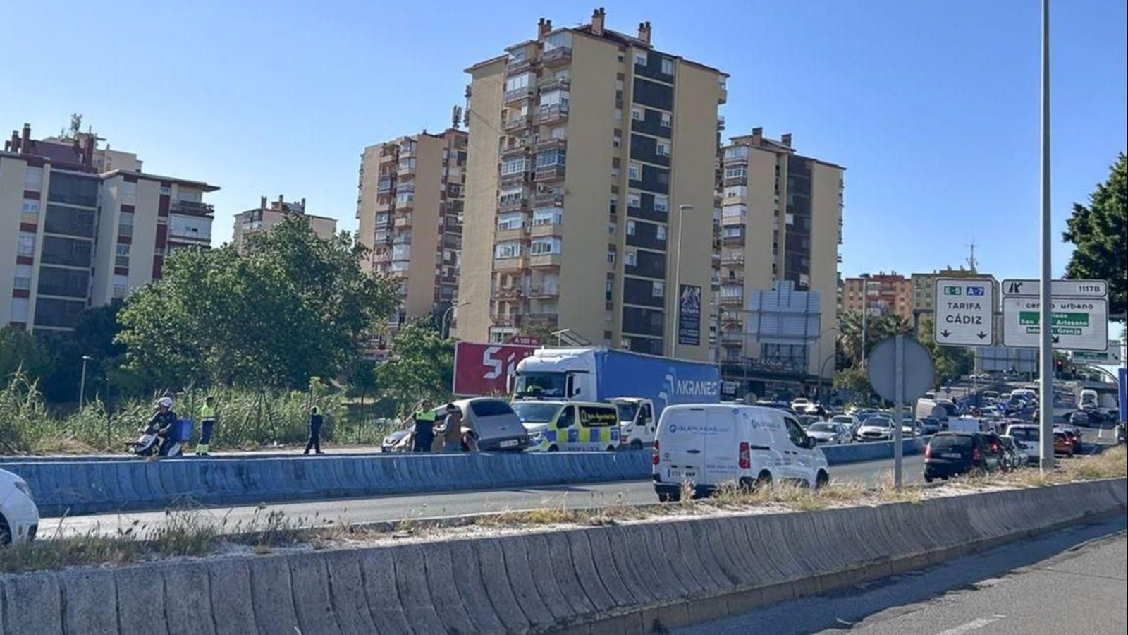 Un coche termina encima de la mediana de la A-7 a la salida de Algeciras, este miércoles por la mañana.