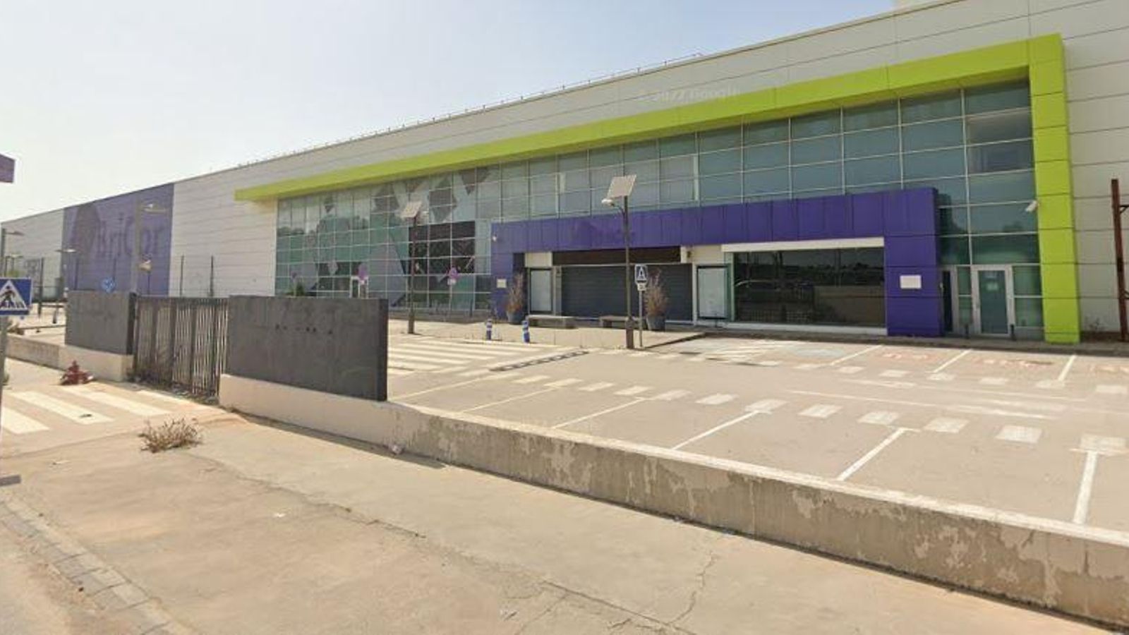 La nave de la antigua tienda de Bricor en Los Barrios.