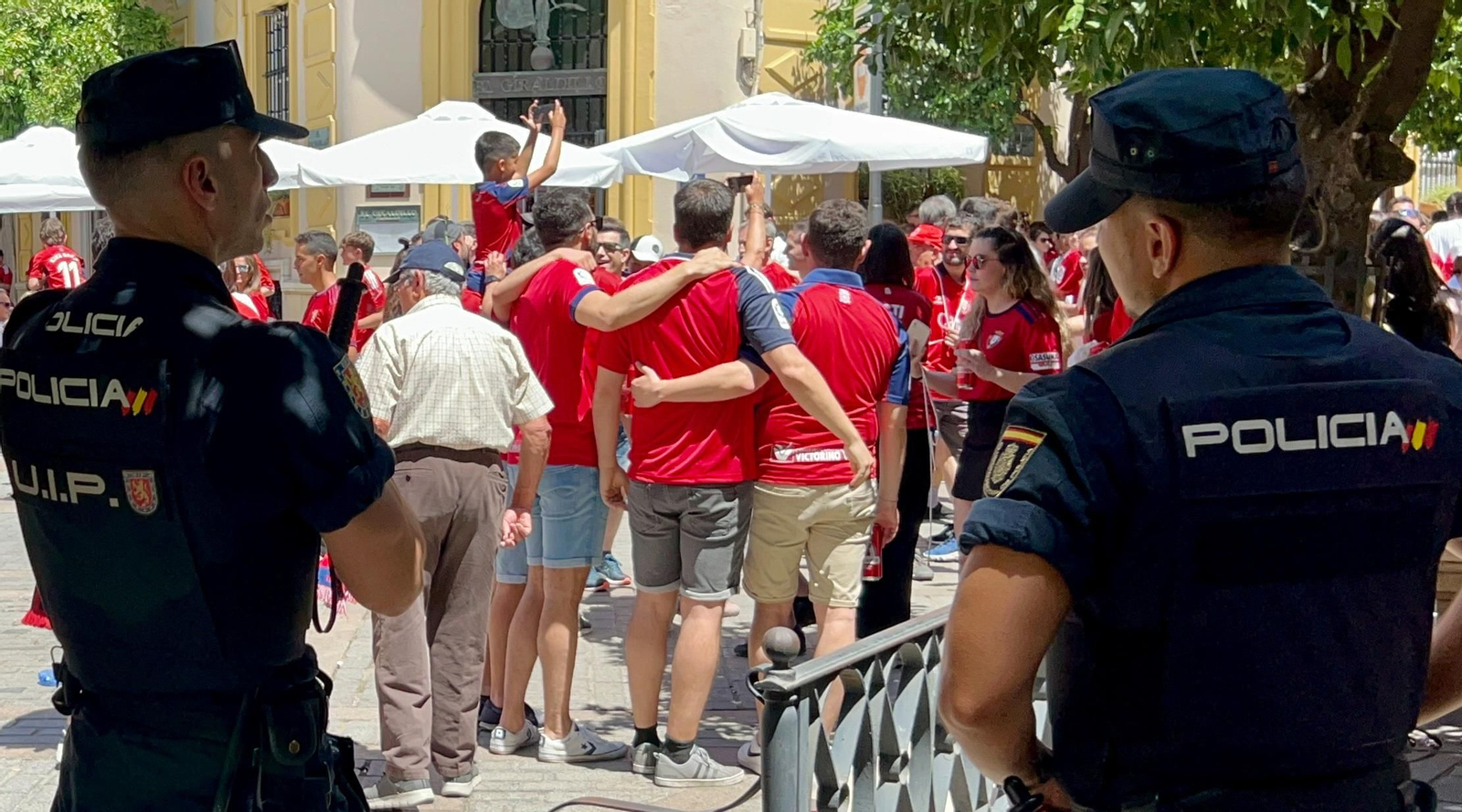 Búscate en la galería gráfica de las aficiones de Osasuna y Real Madrid en Sevilla