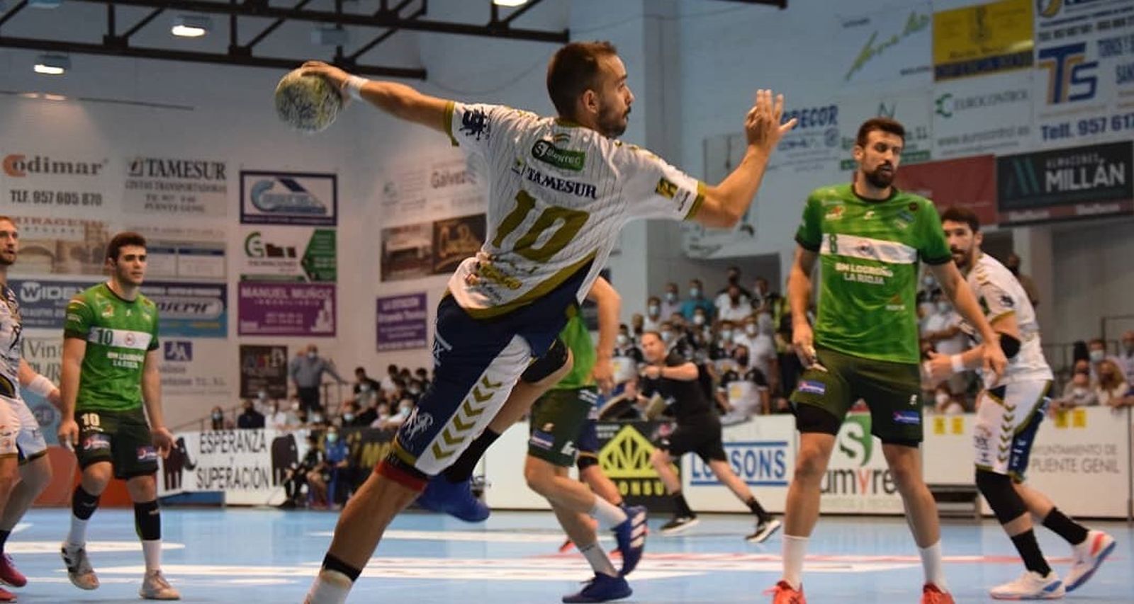 José Cuenca, capitán del Ángel Ximénez, lanza a portería en el duelo ante el Logroño La Rioja.