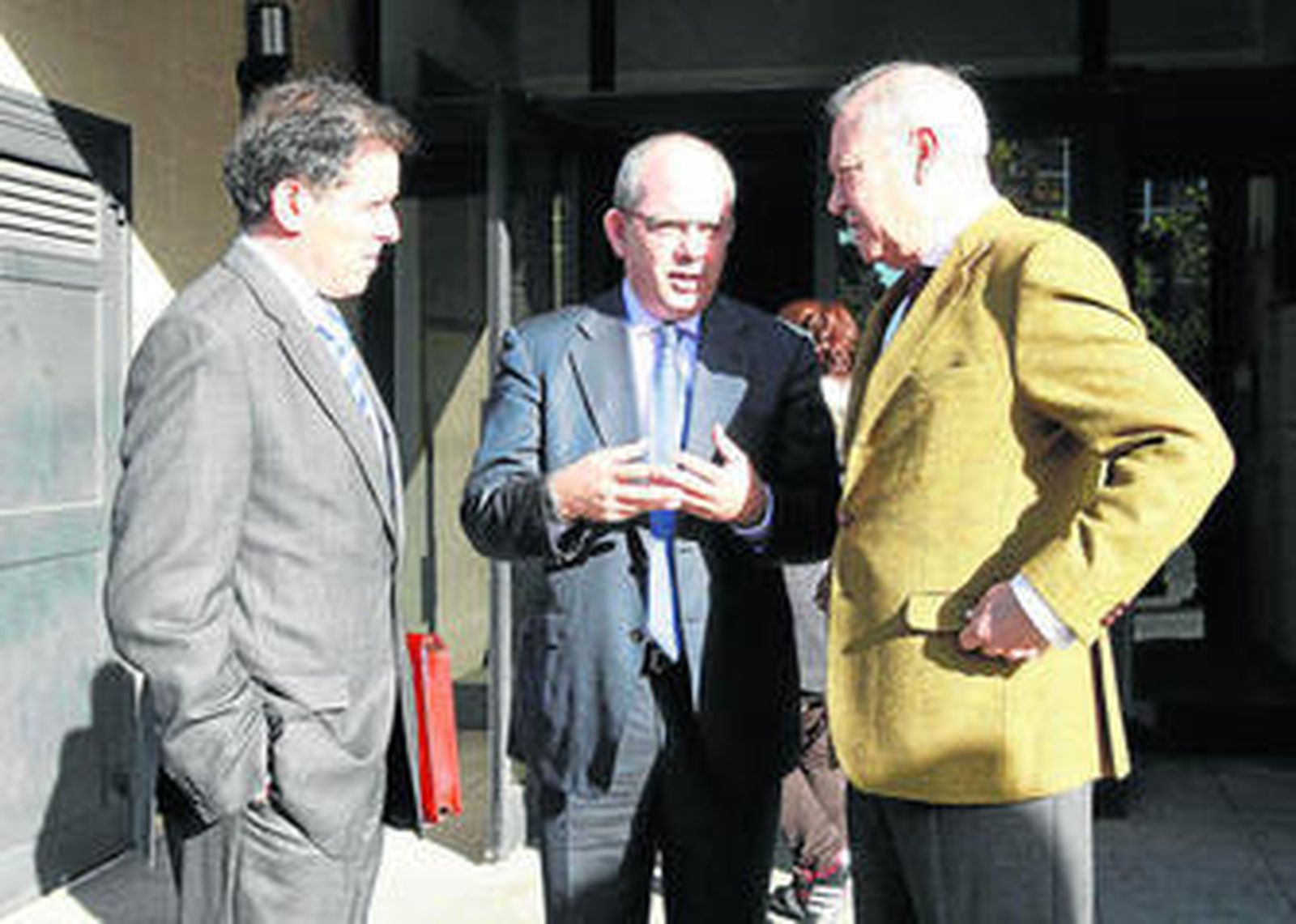 José Luis Blanco (i), Javier Sánchez Rojas y Jorge Ramos (d), ayer poco antes del inicio de la Jornada en la CEC.