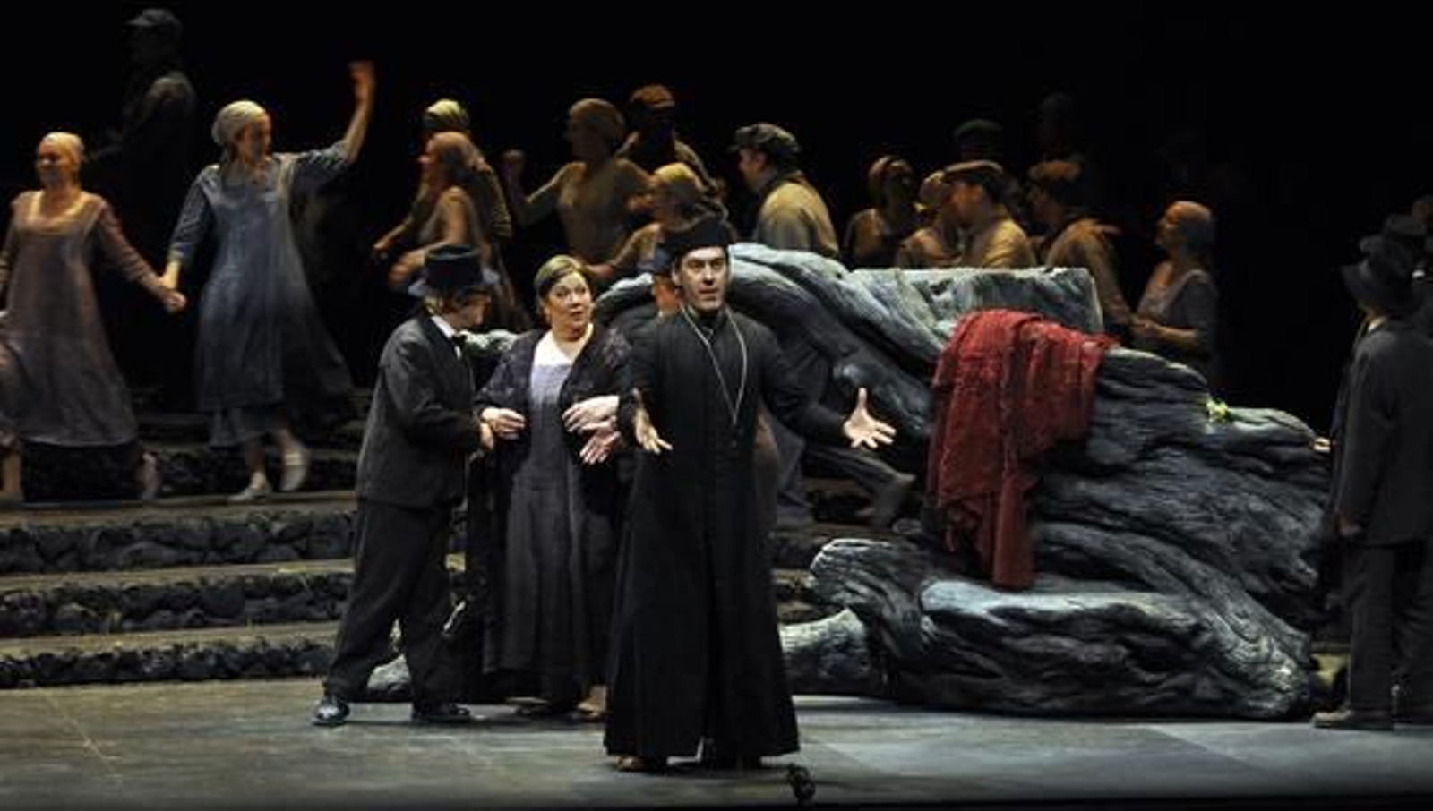 Imágenes del ensayo general de 'El gato montés' en el Teatro de la Maestranza. / Manuel Gómez