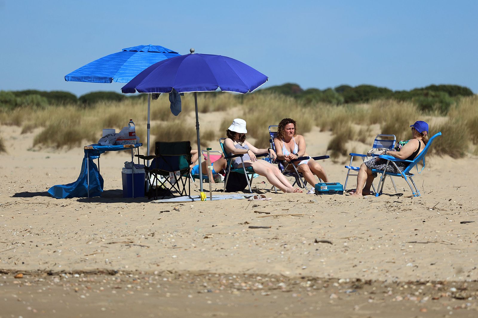 Imágenes del ambiente en las playas de Huelva durante la mañana