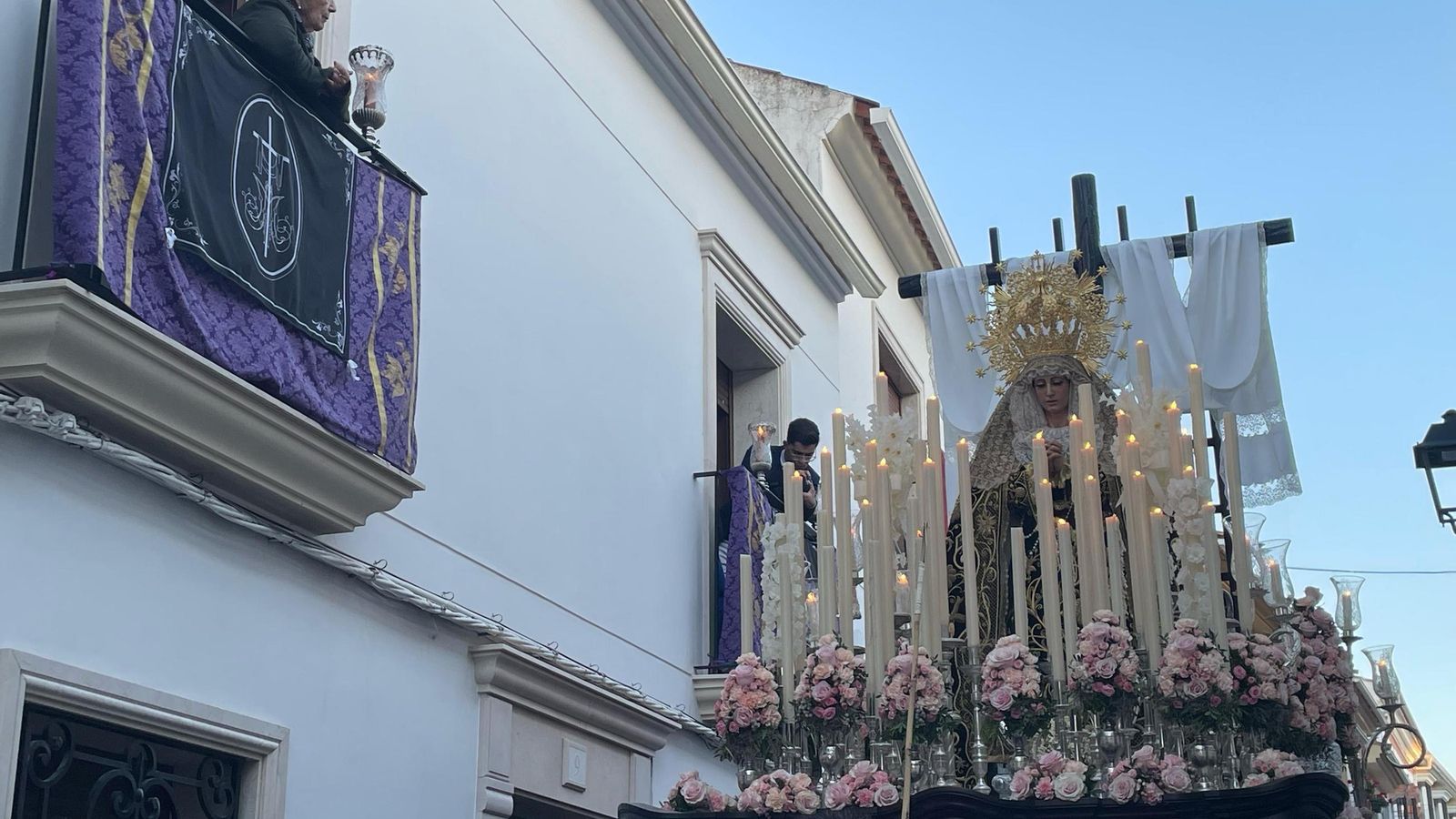 LA RAMBLA. Una mujer observa el paso de la Virgen de la Soledad.