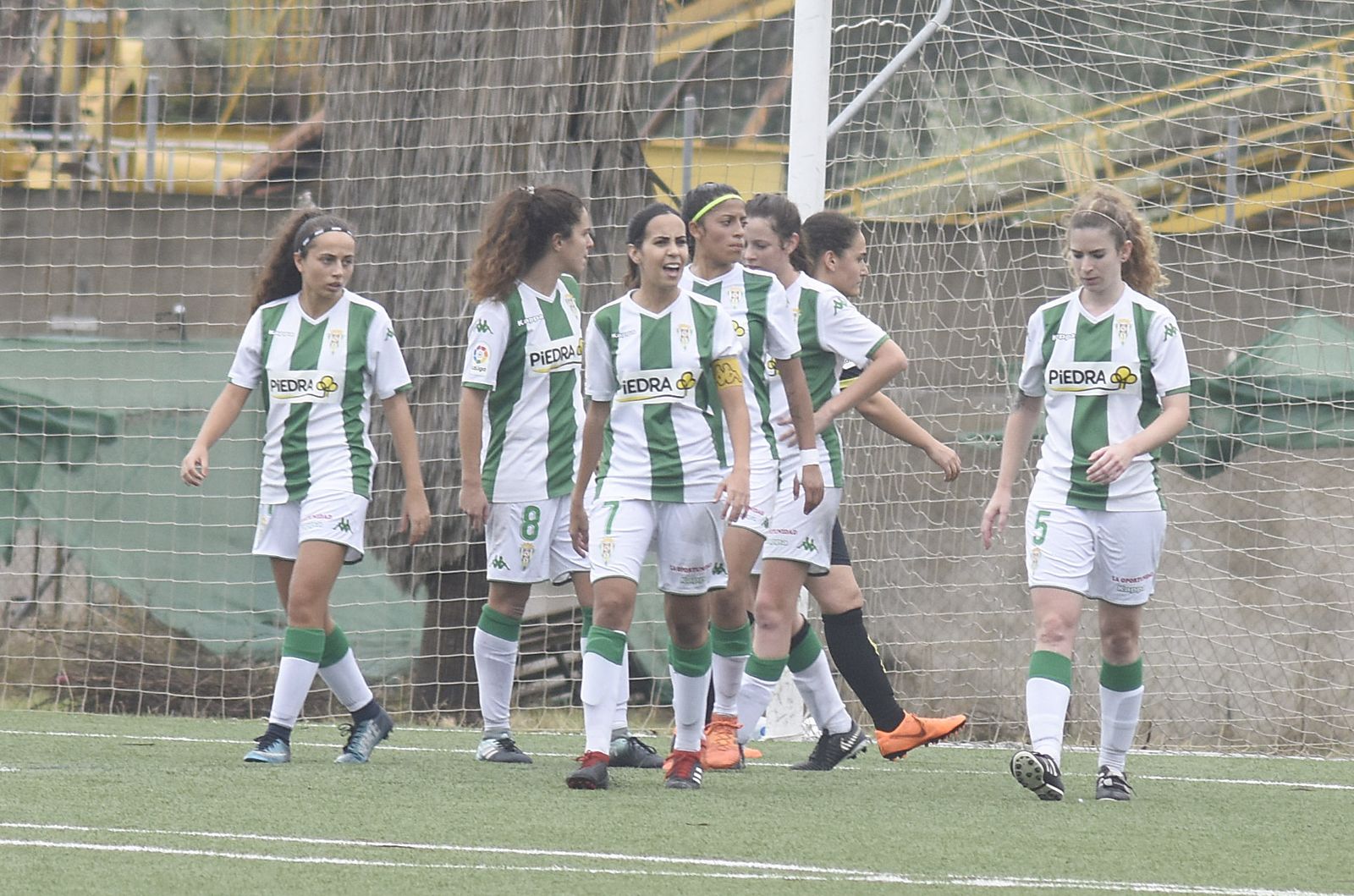 Las jugadoras blanquiverdes celebran un gol.