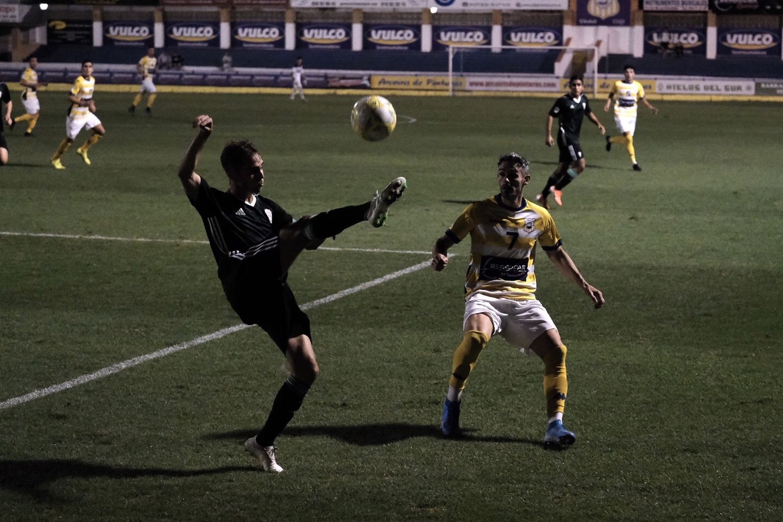 Manolete despeja un balón ante la presión de un atacante del Coria.