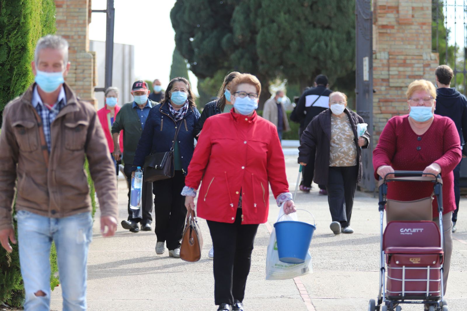 Imágenes de los preparativos en el cementerio de Huelva con motivo de la festividad de Todos los Santos