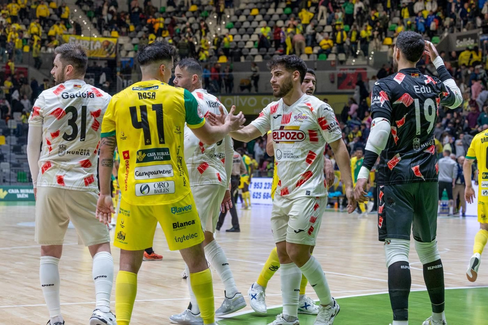 Esteban choca con Mati Rosa, en el partido entre Jaén FS y ElPozo disputado en el Olivo Arena.