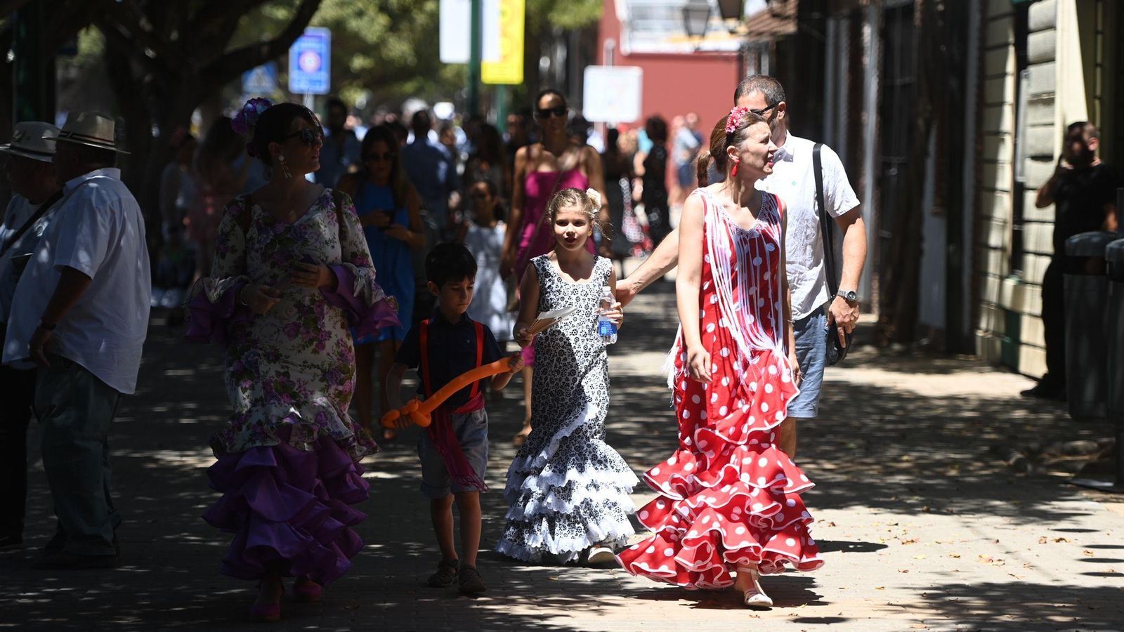 A pesar del calor, las calles y casetas se ambientaron desde primeras horas de la tarde.