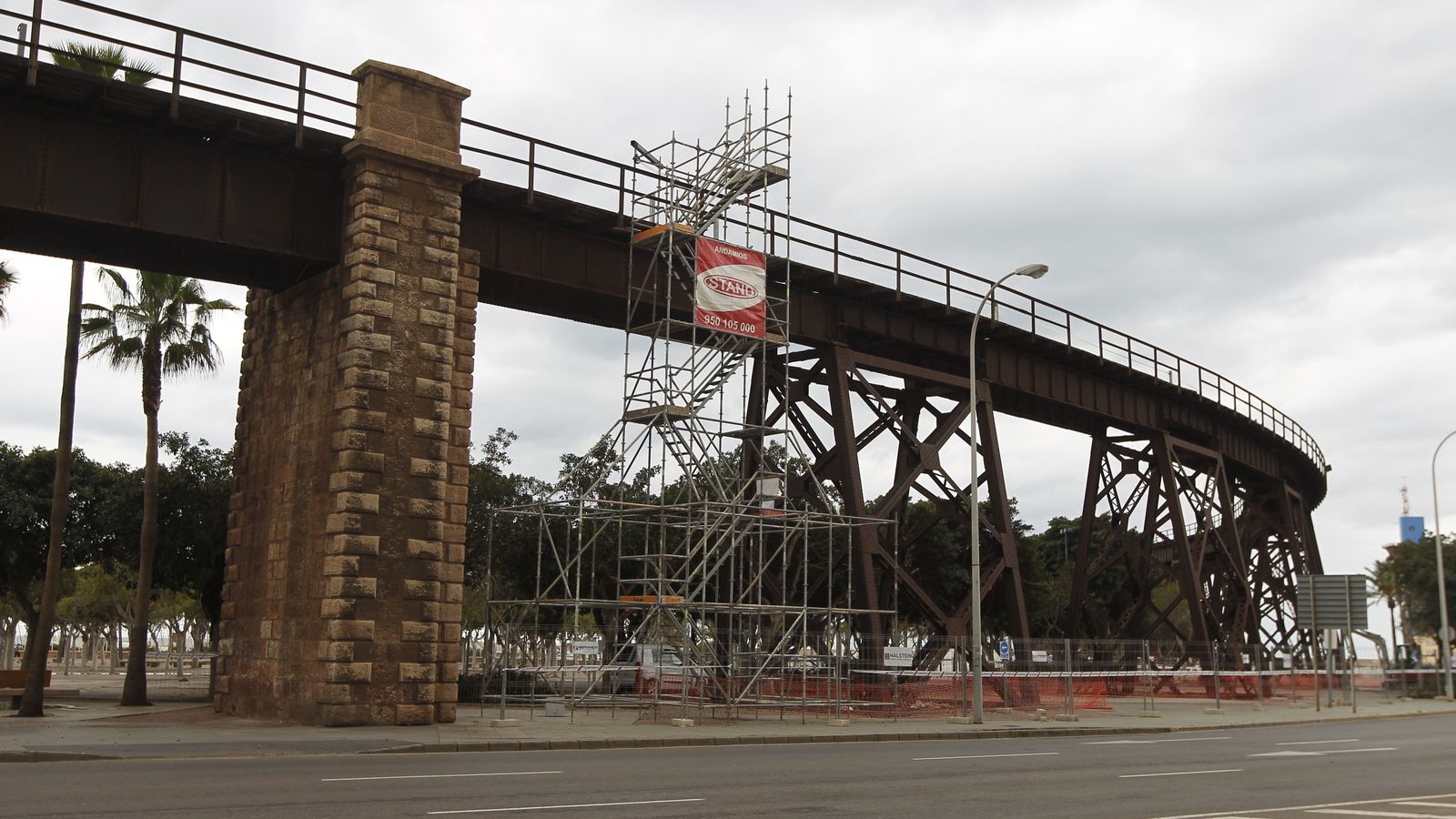 El andamio con la escalera de acceso a la parte superior, donde también se ha avanzado en el levantamiento de las vias.