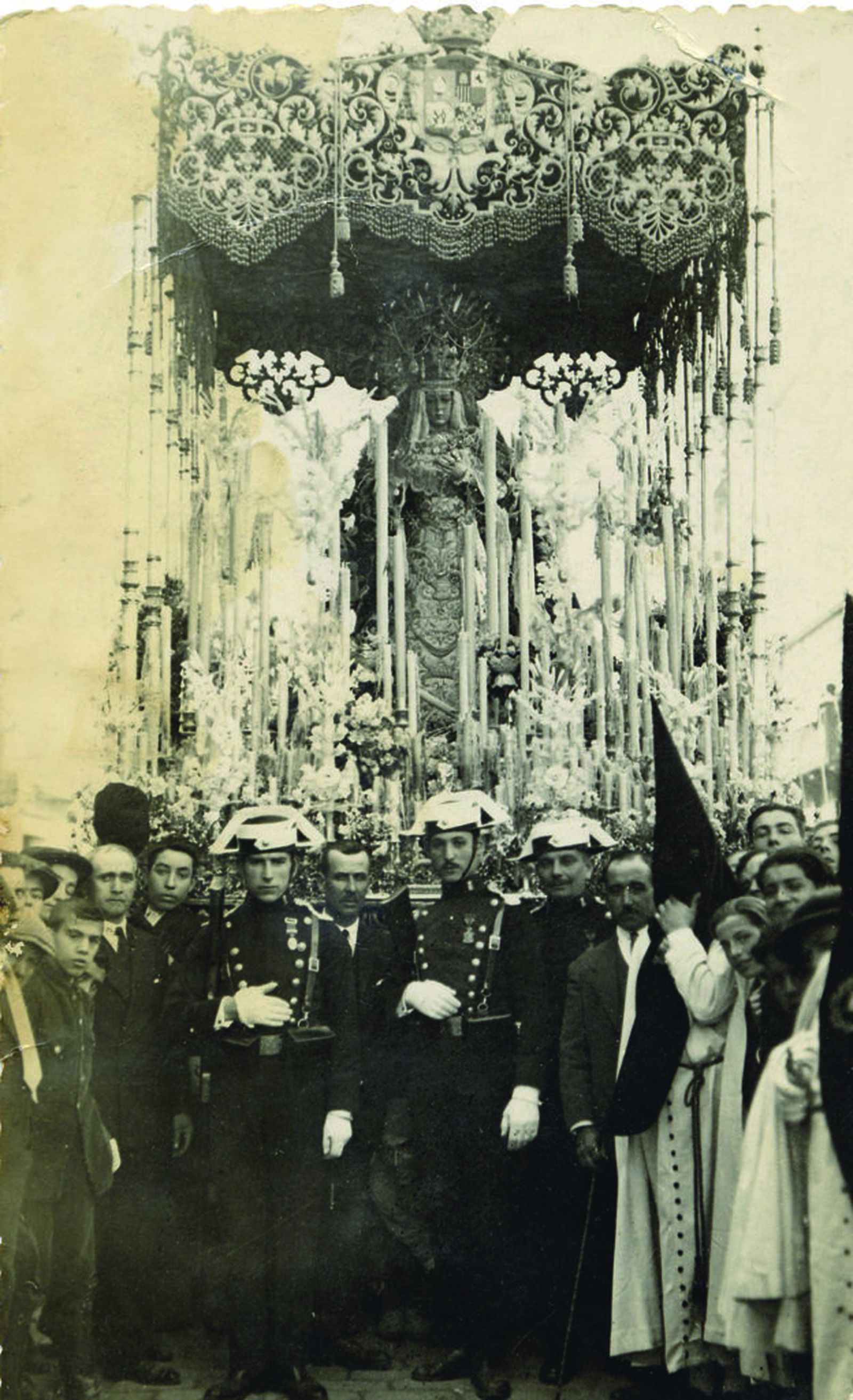 Rafael Franco comandando el palio de la Macarena