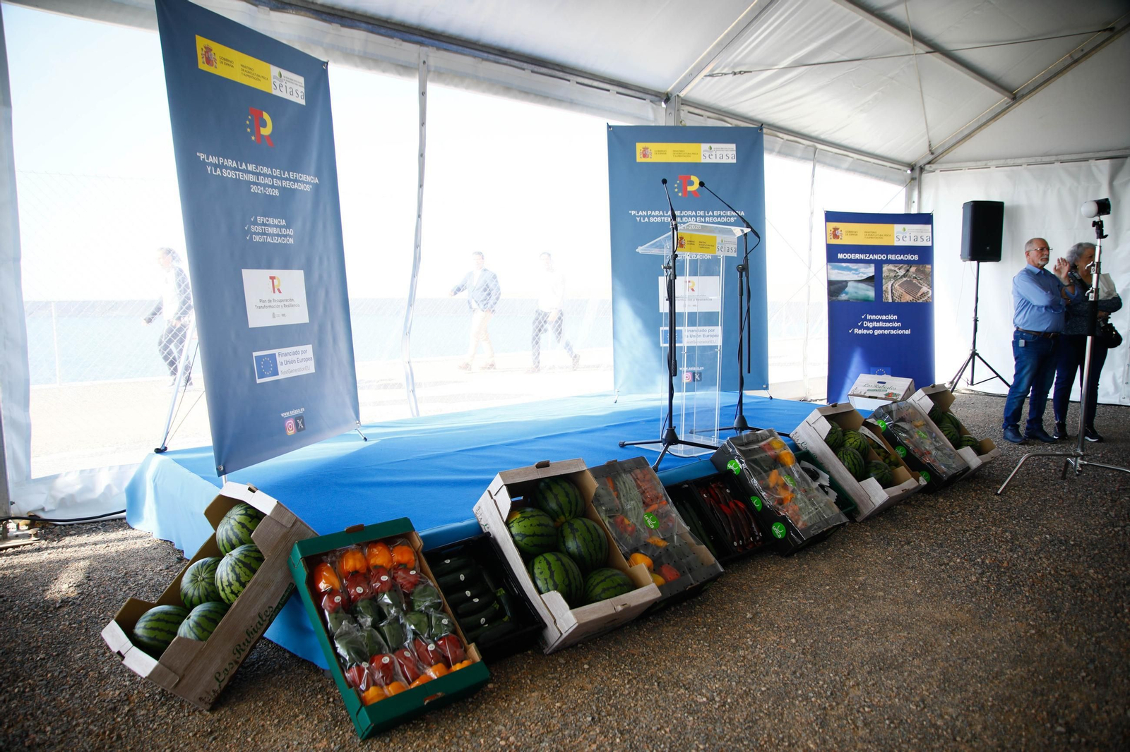 El ministro de Agricultura, Pesca y Alimentación, Luis Planas visita una de las balsas de la CUNC, en imágenes