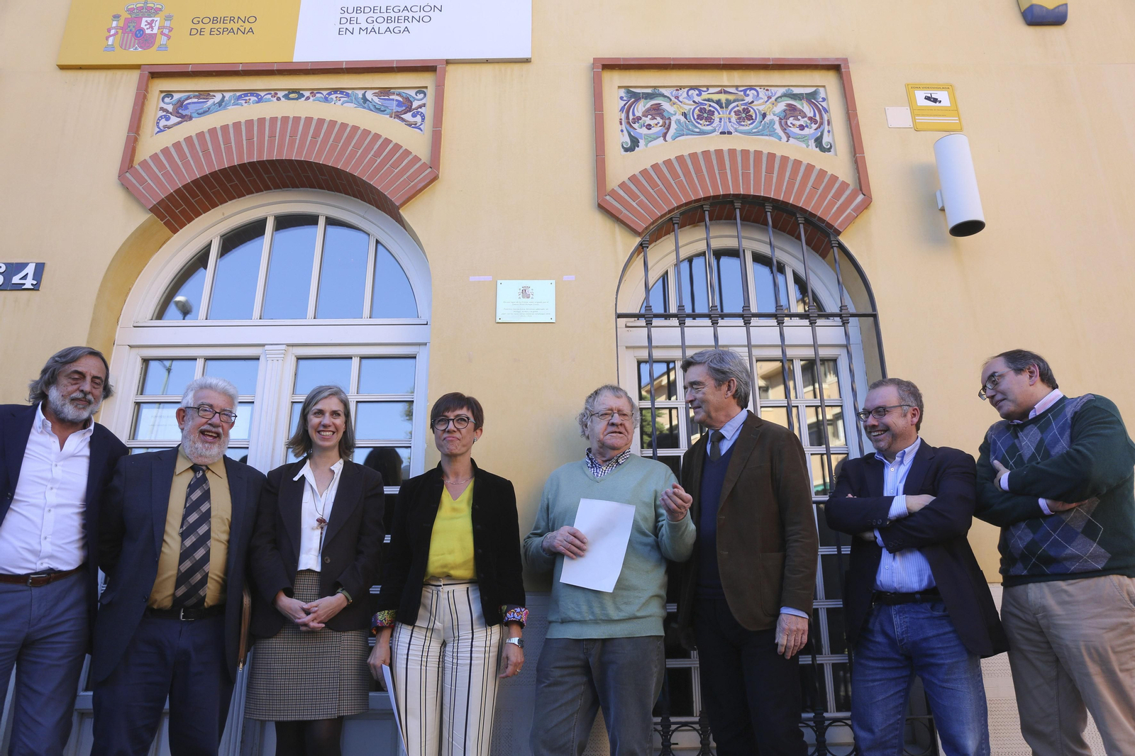Descubrimiento de la placa, en la Subdelegación del Gobierno, con Ian Gibson.