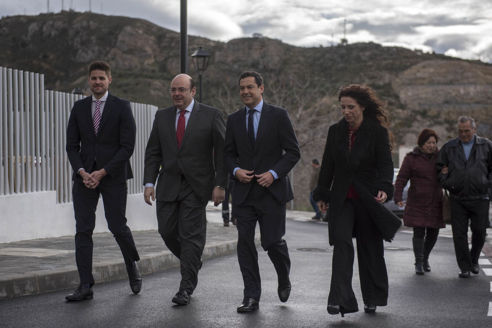 Imágenes de la visita de Juanma Moreno a Lanjarón