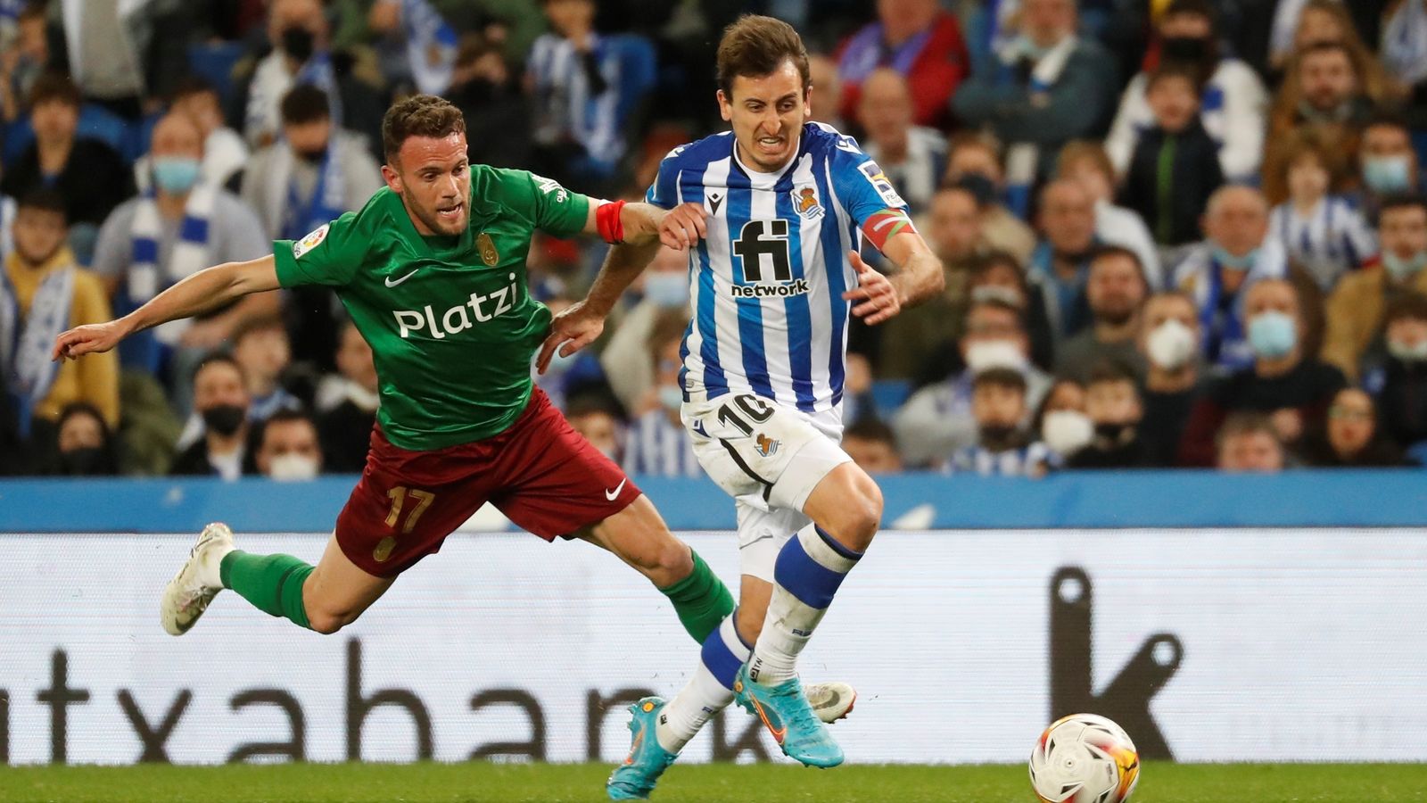 Quini persigue a Oyarzabal en el partido