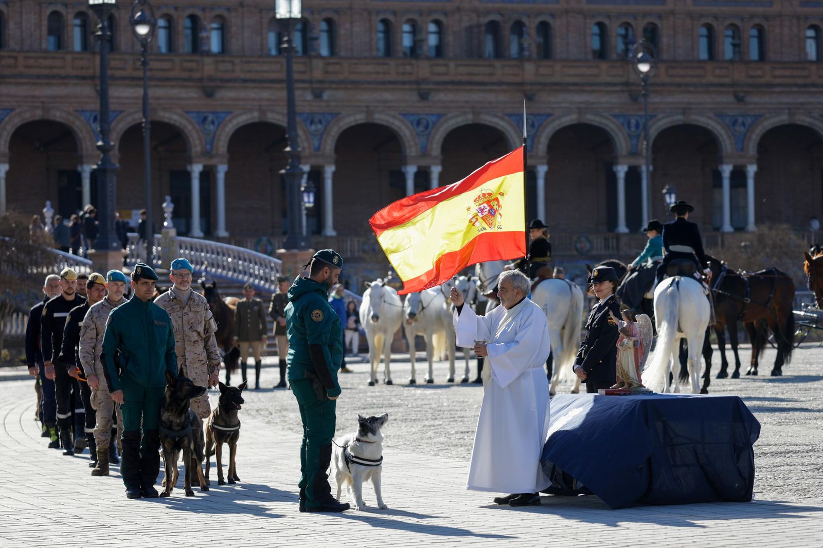 Las imágenes de la celebración del día de San Antón por la Policía Nacional en la plaza de España