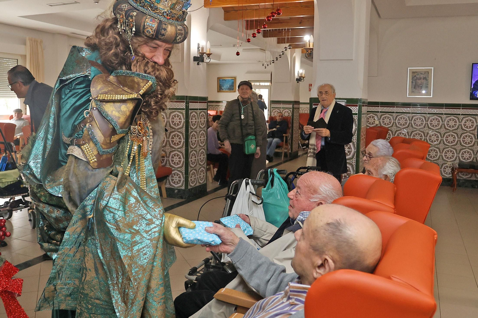 Reyes Magos de Huelva 2025: Imágenes de la visita al Asilo de Ancianos Santa Teresa de Jornet